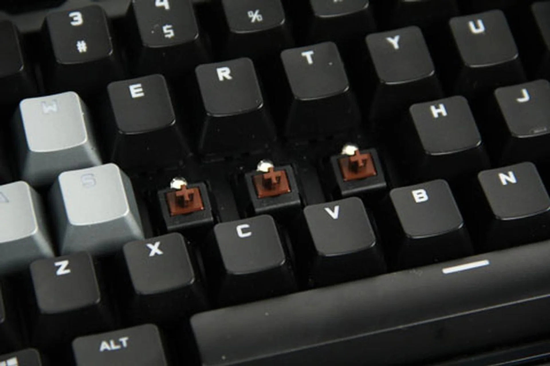 The G710+ applies the Cherry MX Brown key switch that strikes a good balance between daily typing and gaming.