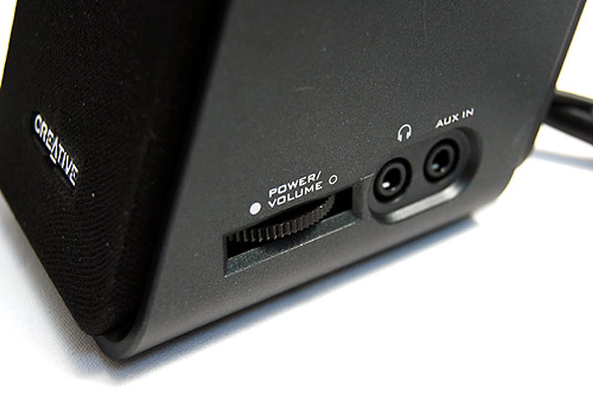 The volume control dial, headphones and auxiliary jacks are conveniently located on the right satellite speaker.