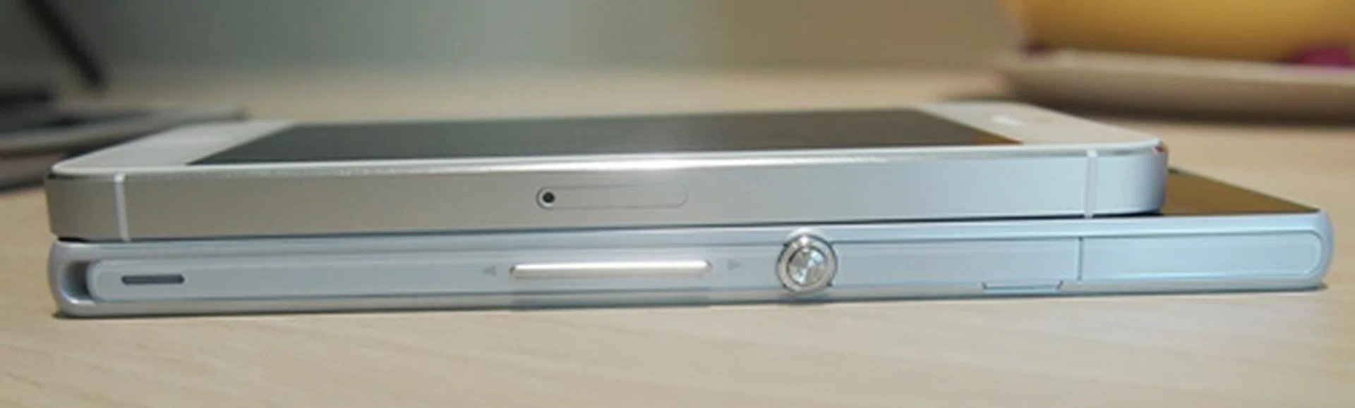 It's quite impressive that Sony is able to streamline the Xperia Z (bottom) to 7.9mm, which is just a hairline thicker than the 7.6mm Apple iPhone 5(top).