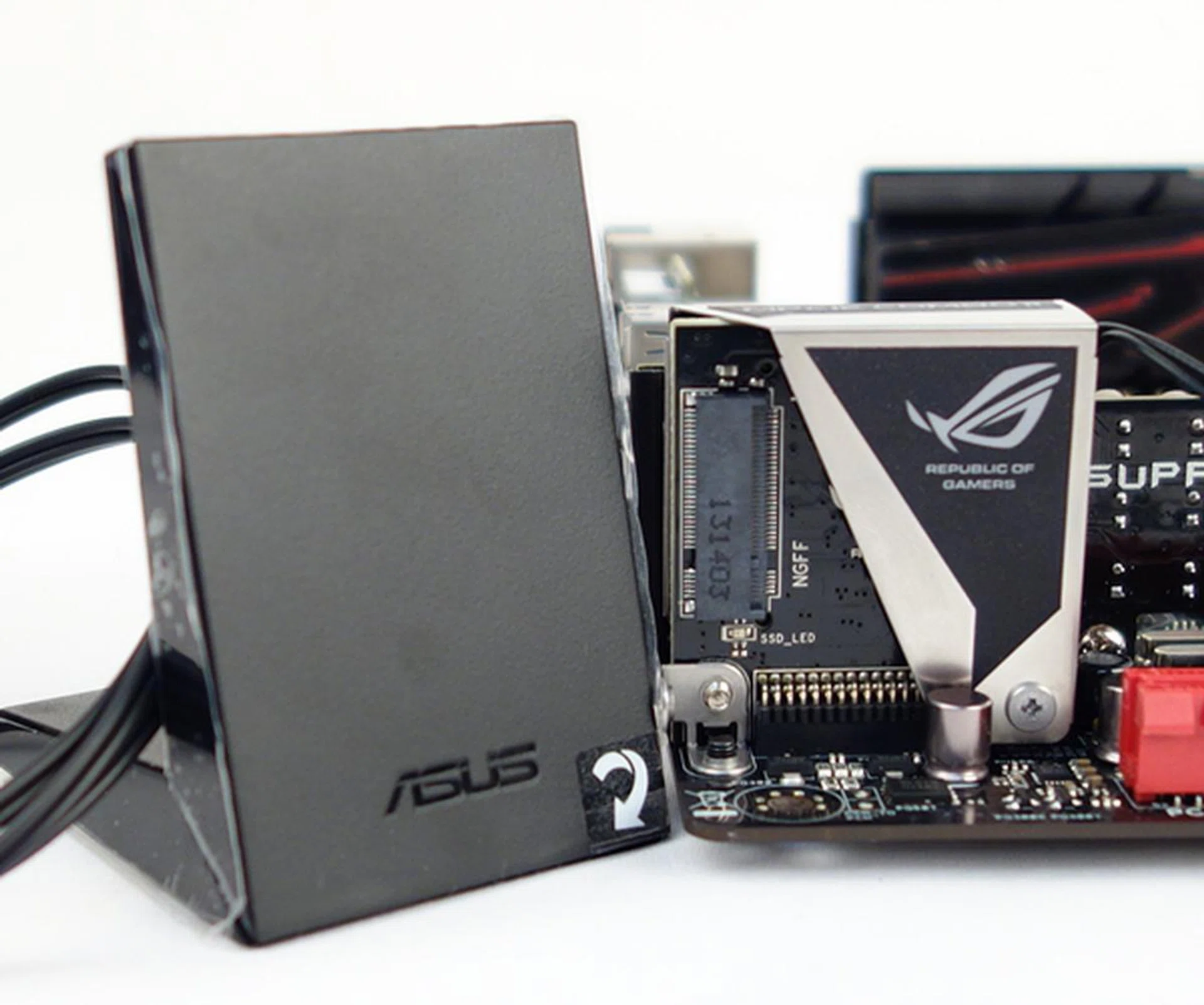 The mPCIe Combo II expansion card, and its accompanying ASUS 2T2R dual band Wi-Fi moving antennae.
