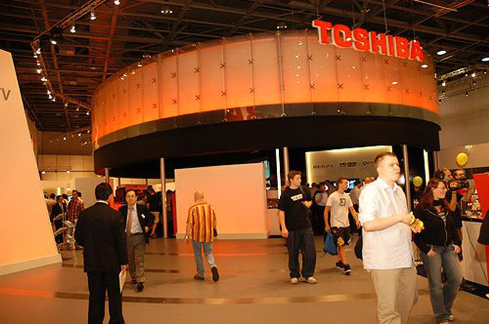 oshiba's booth at Hall 21 was an interesting walkthrough of various industries that Toshiba is involved in - from memory cards, robotics, notebooks, its new REGZA TVs to HD DVD solutions (covered in detail previously).