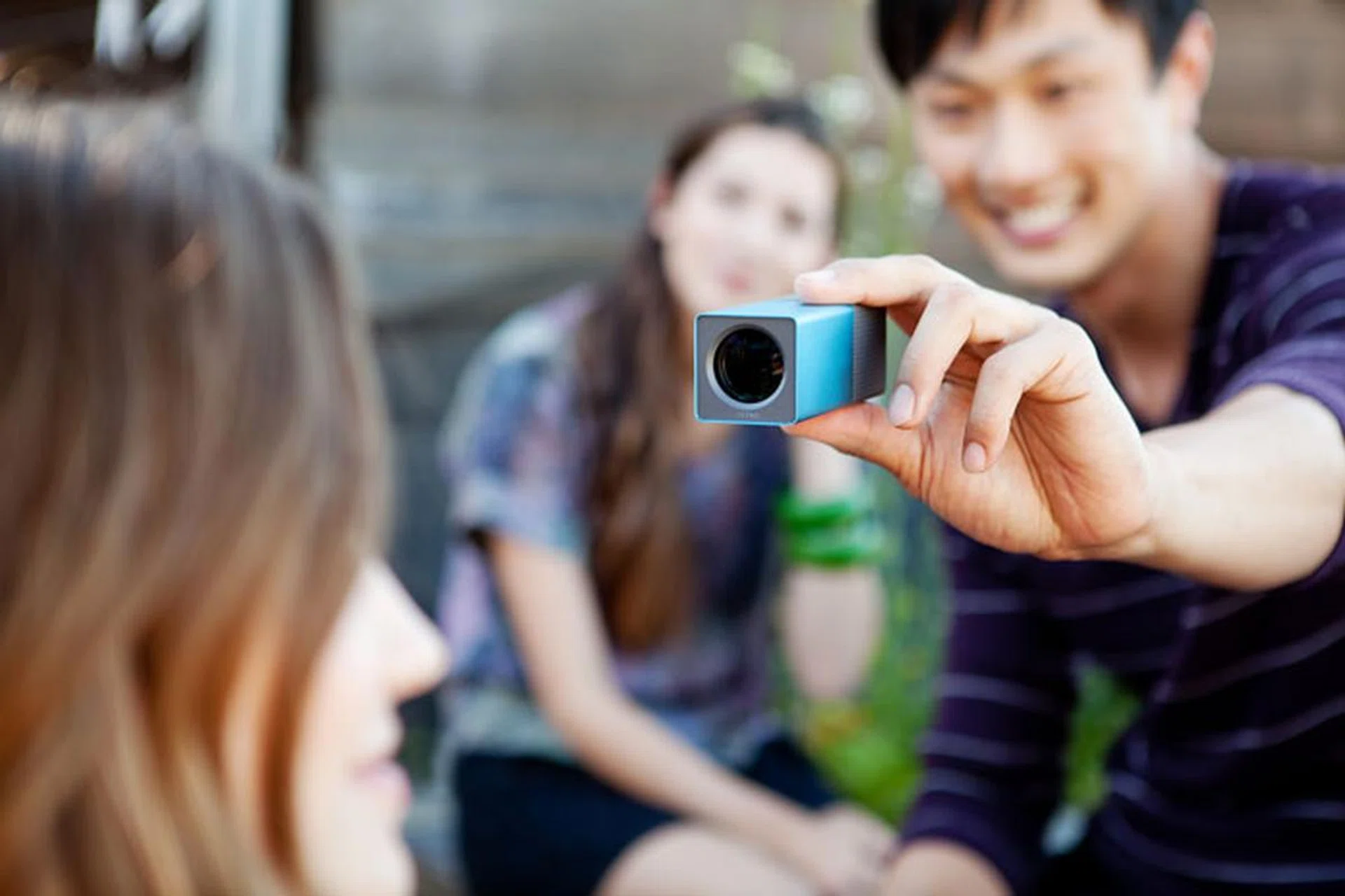 If you hold the Lytro like in Lytro's promo picture, you'll tend to push the camera down every time you press the shutter.