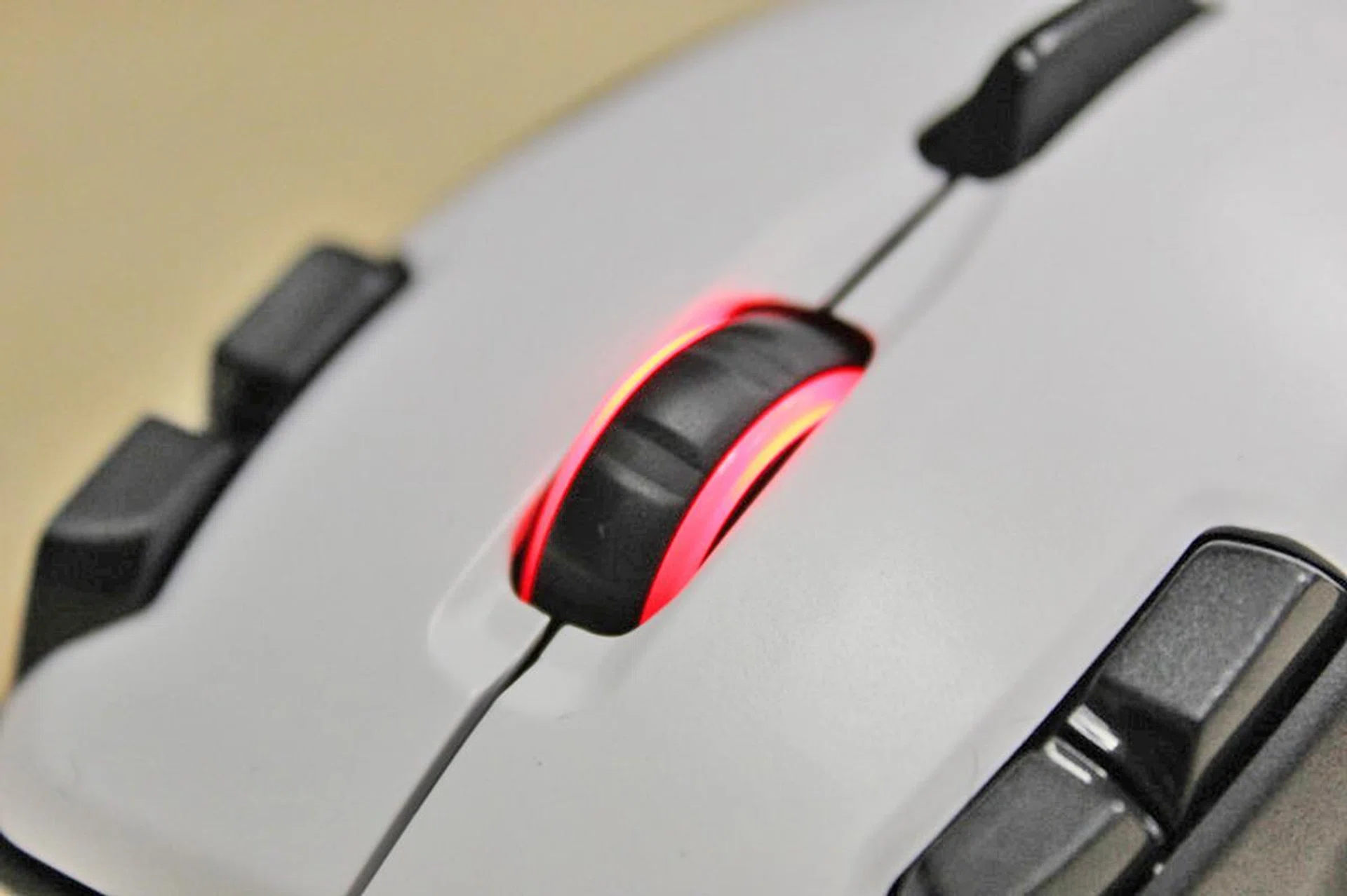 The ridges on the center scroll wheel are there for enhanced grip, but some users might find them uncomfortable.