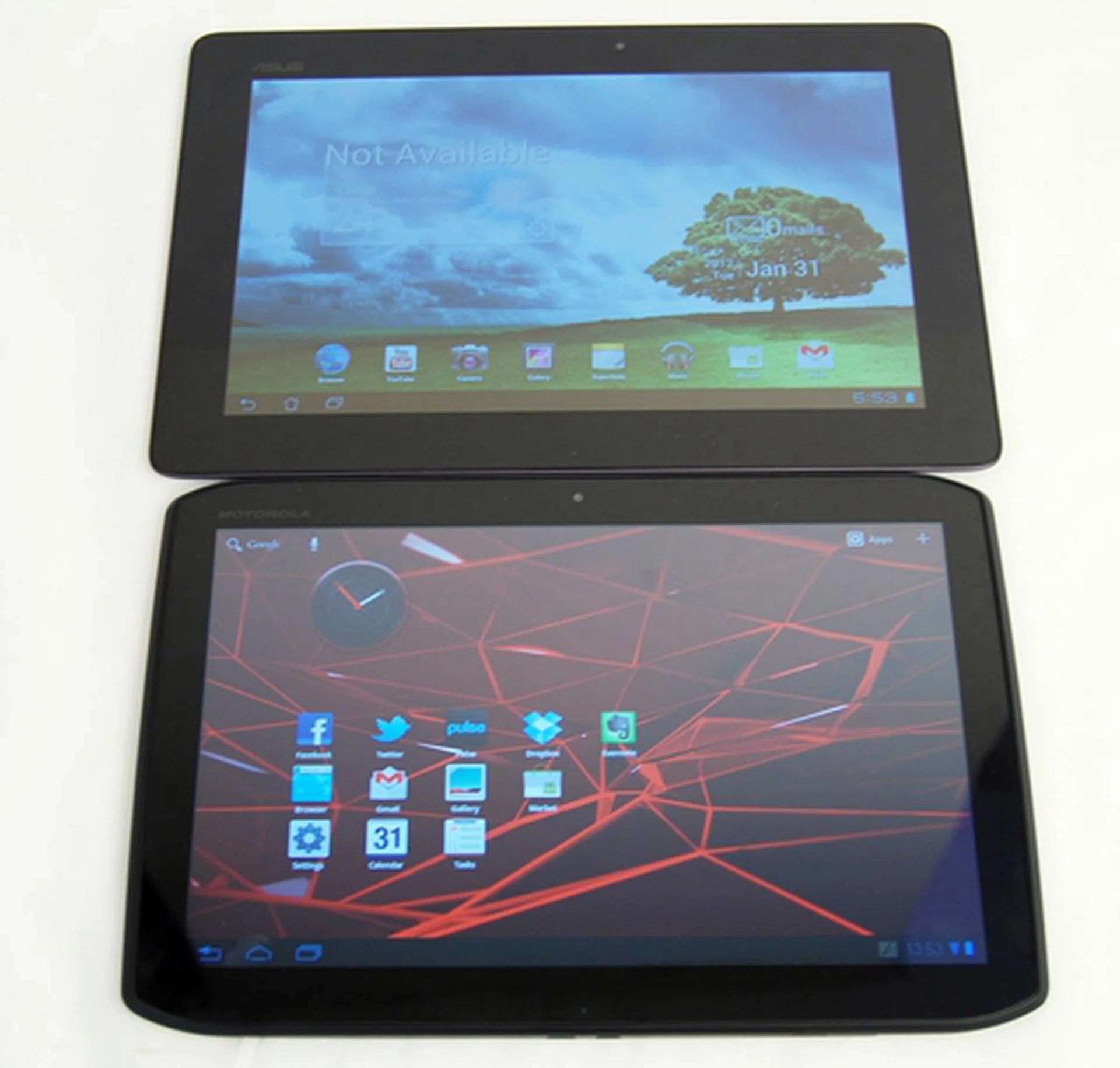 Although the Motorola Xoom 2 is a decent upgrade from the first Xoom, we are afraid that it is not able to take on the quad-core tablet devices from other brands such as the ASUS Eee Pad Transformer Prime (top), nor the current leading dual-core tablets.