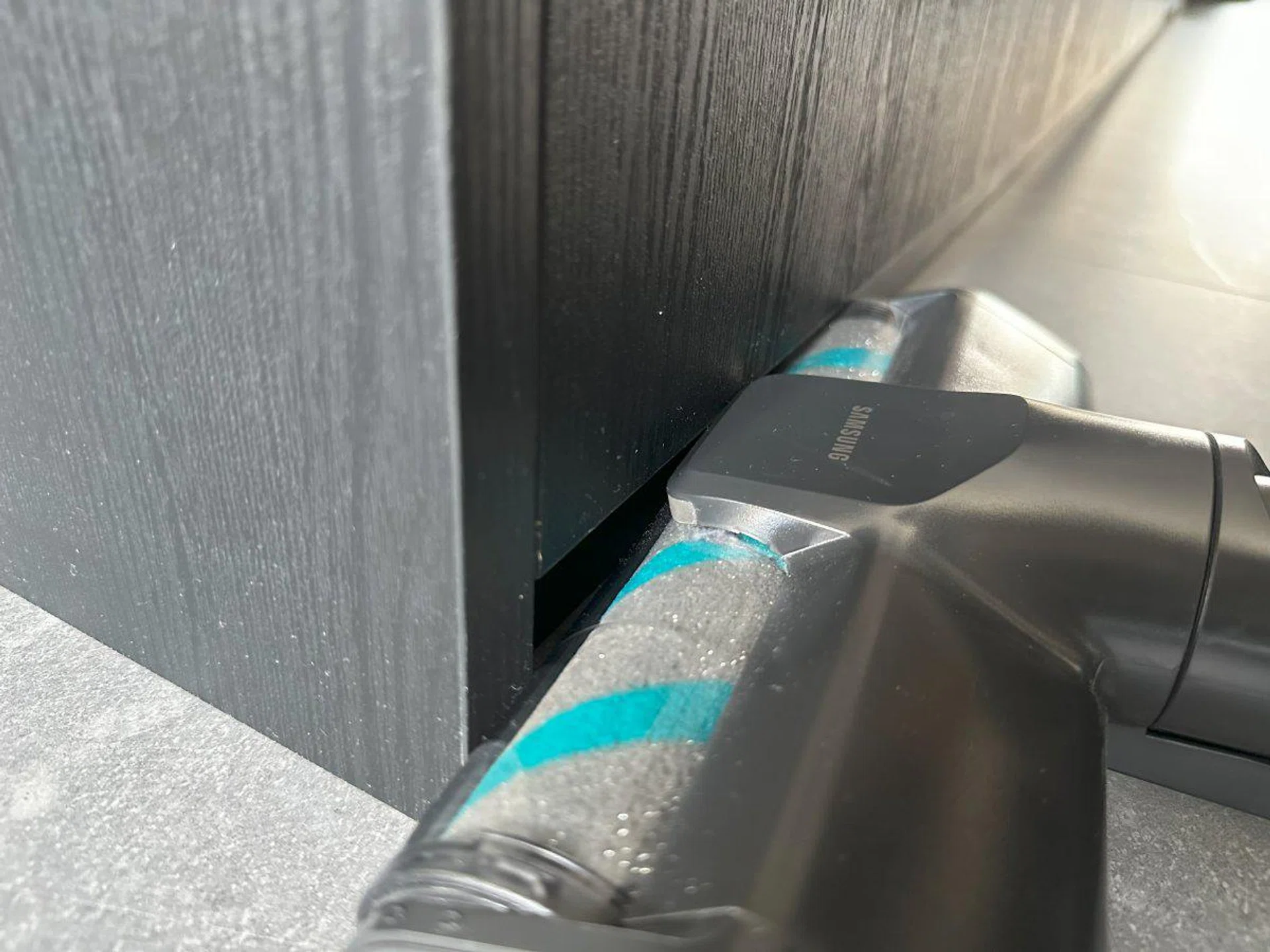 Samsung's Slim brush head can technically fit under this cabinet at its slimmest part, but the design isn't flat like the LG one and the LED lamps protrude out further.