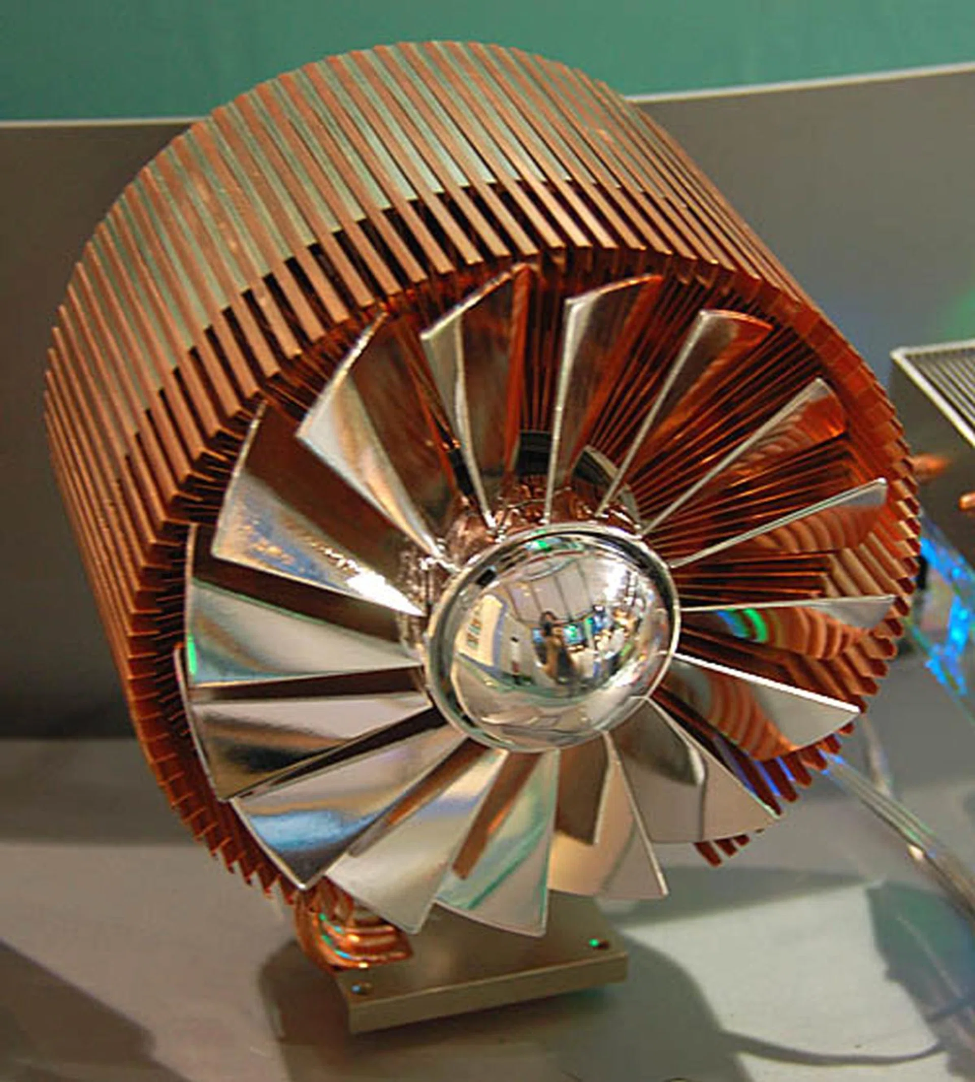  This 80mm copper CPU cooler weighs about 630g and is meant for the LGA775 and spins around 3600RPM, emitting a noise level of roughly 38 decibels. Not exactly what you'll consider quiet.  