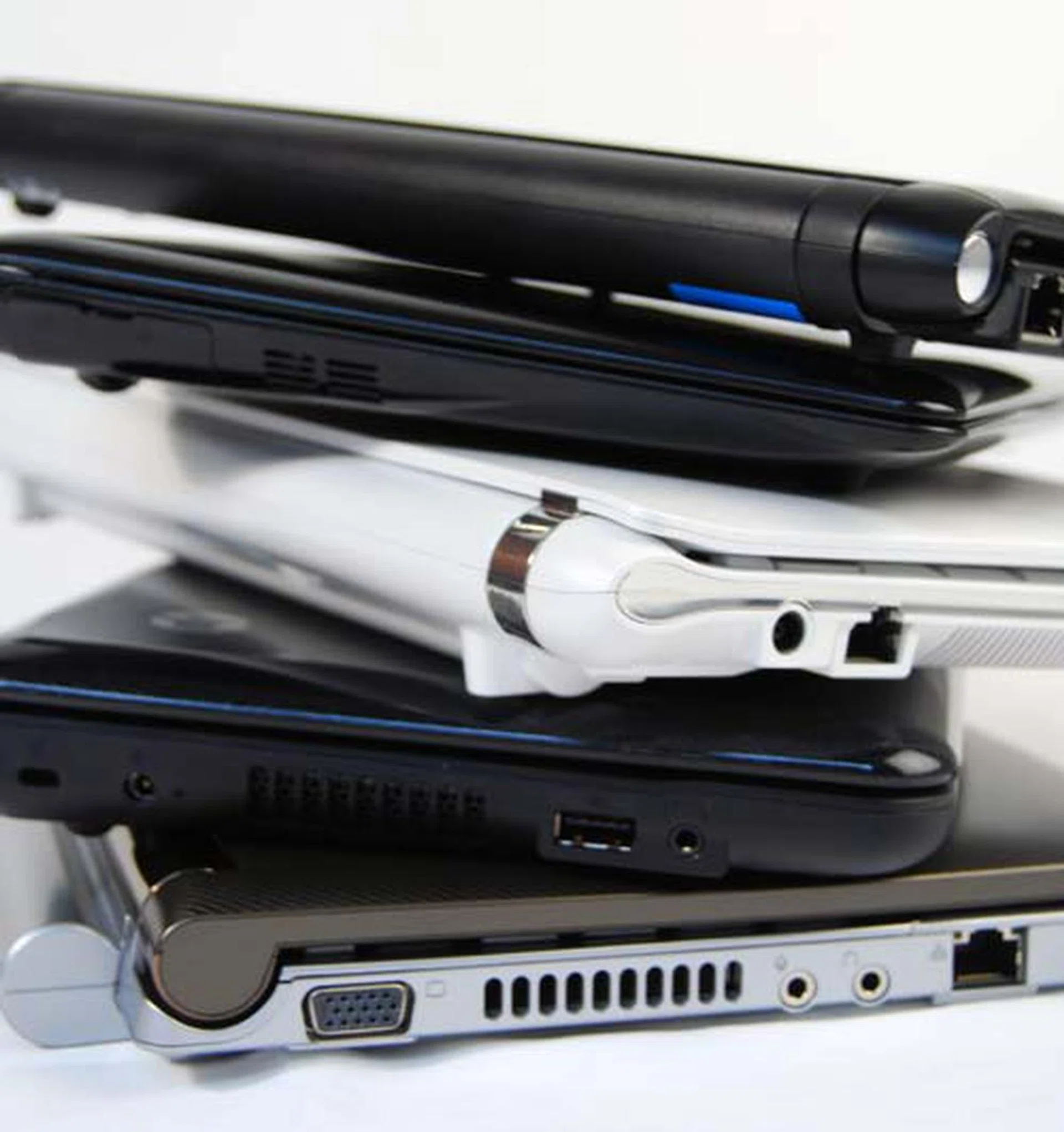 Stacking up netbooks can be a fun experience if you have enough netbooks to make a pretty tower, though missing in this picture are the Acer and MSI netbooks.