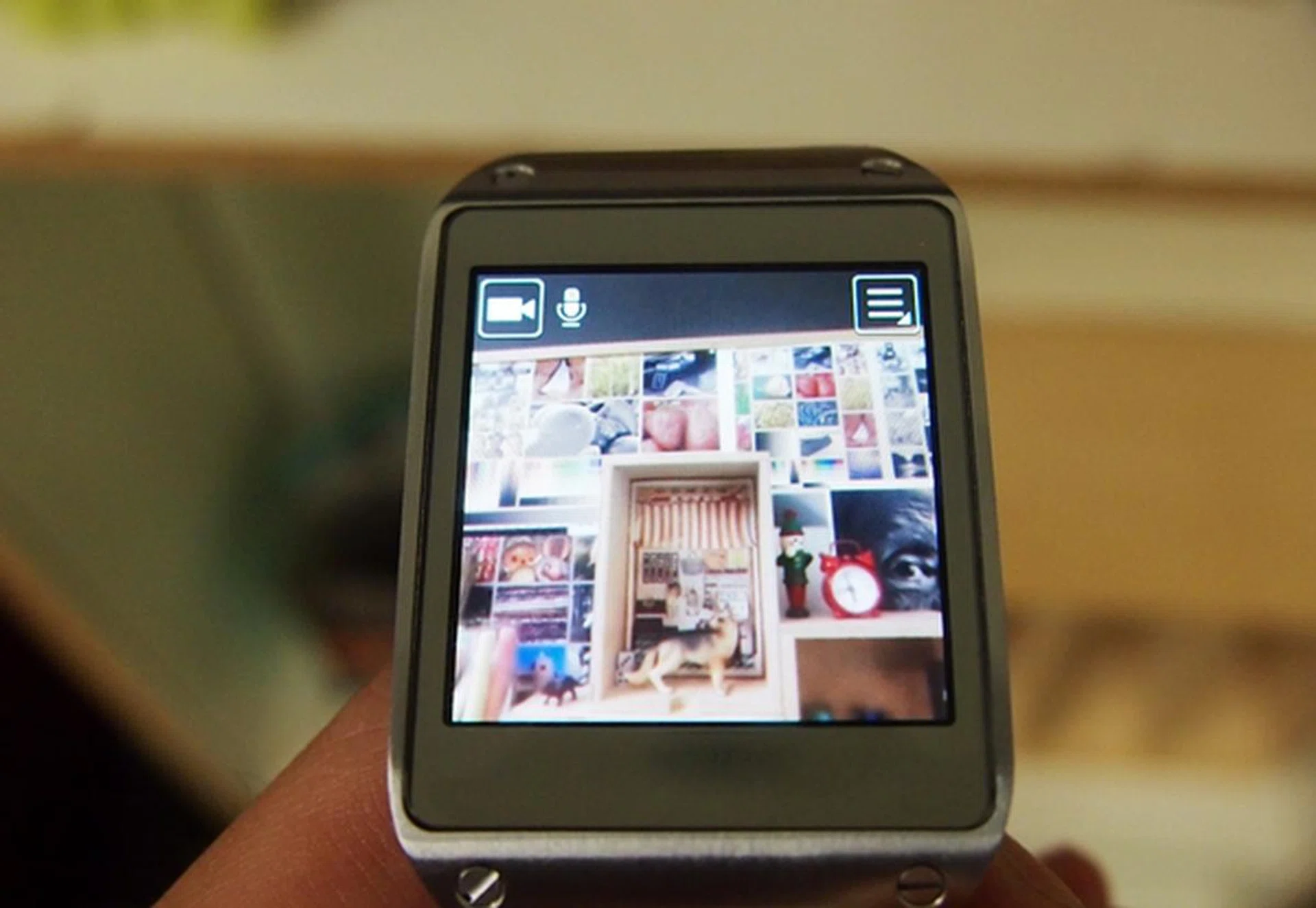 You can take photos and videos using the 1.9-megapixel camera on the Samsung Galaxy Gear.