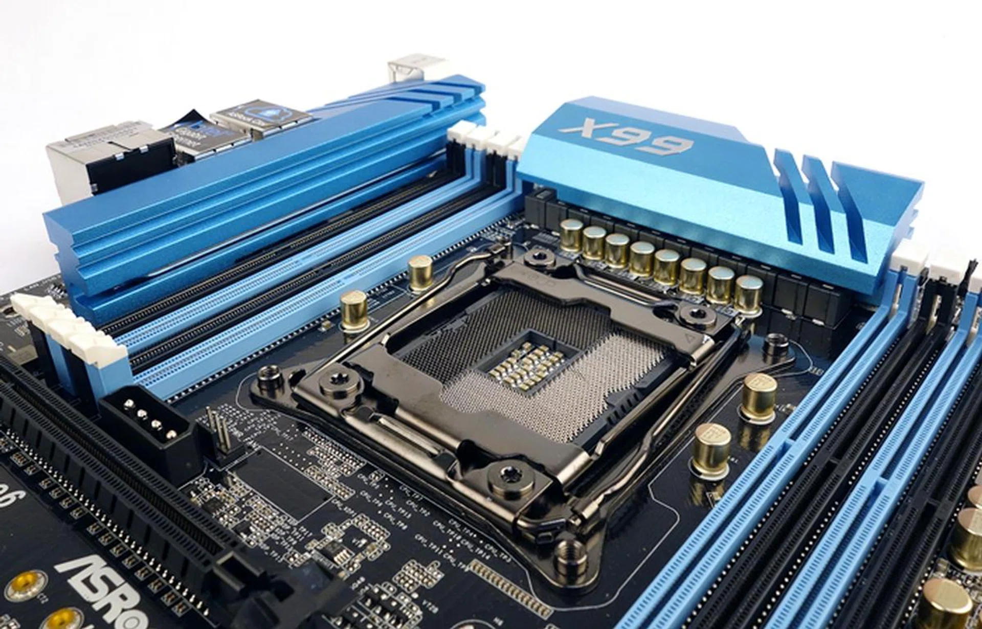 The MOSFET heatsink, with a row of premium Nichicon 12K platimium capacitors in front, is connected to the heatsink near the rear I/O ports, via a heatpipe.