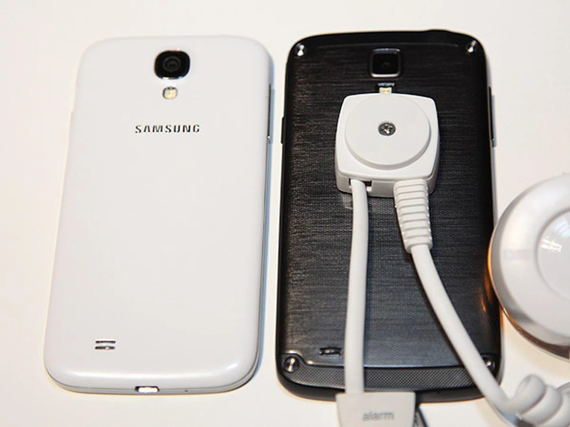 The back of the S4 Active is not a full piece plastic cover like the S4. 