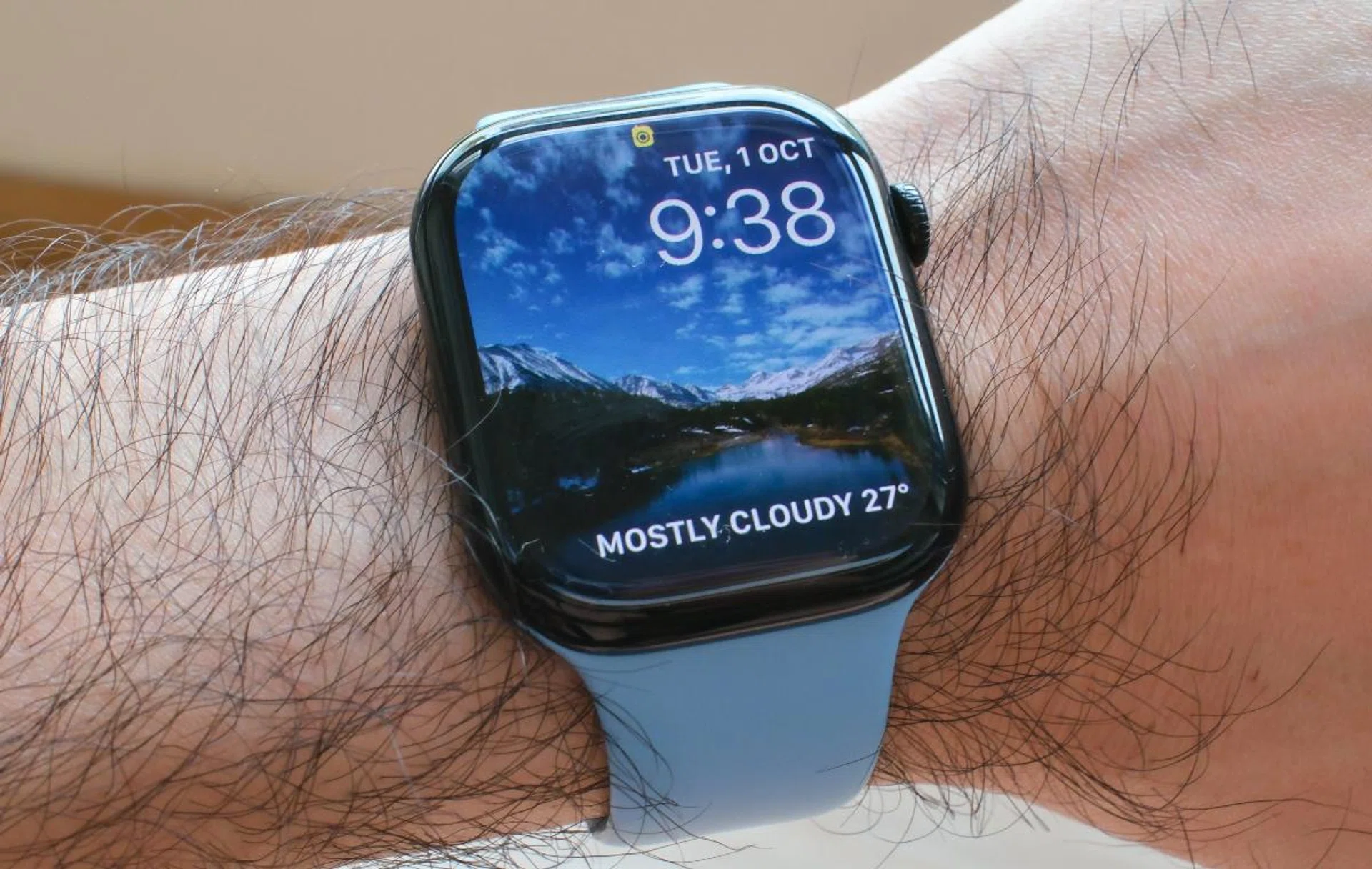 The new "Wide-angle OLED" is brighter and easier to read at an angle. Photo: HWZ