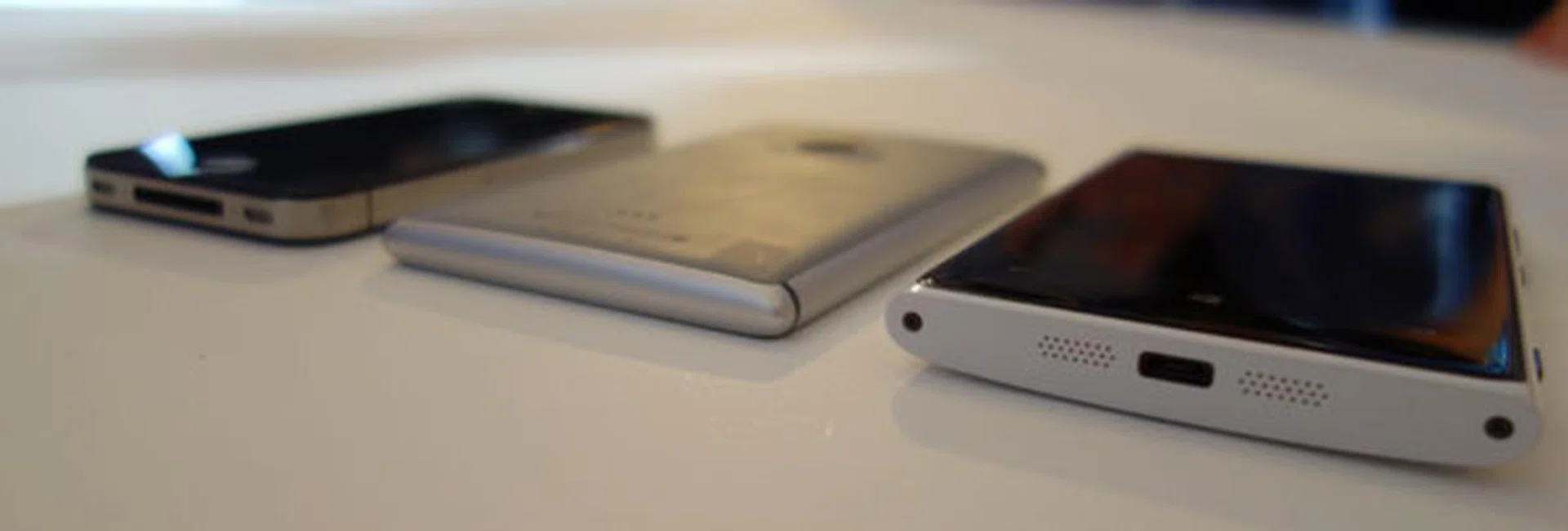 Comparing thickness; from the left: iPhone 4S, Lumia 925, Lumia 920.