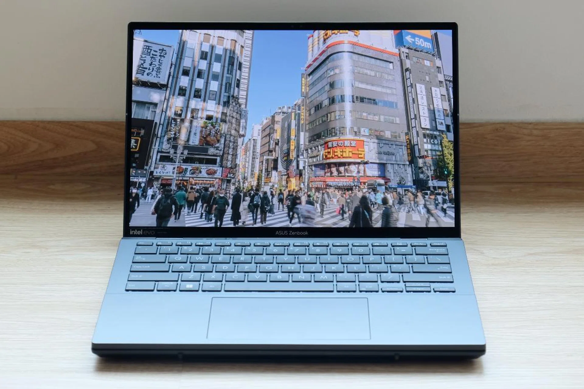 With the keyboard attached, it looks just like a regular notebook. Can you tell from this photo that it has two displays?
