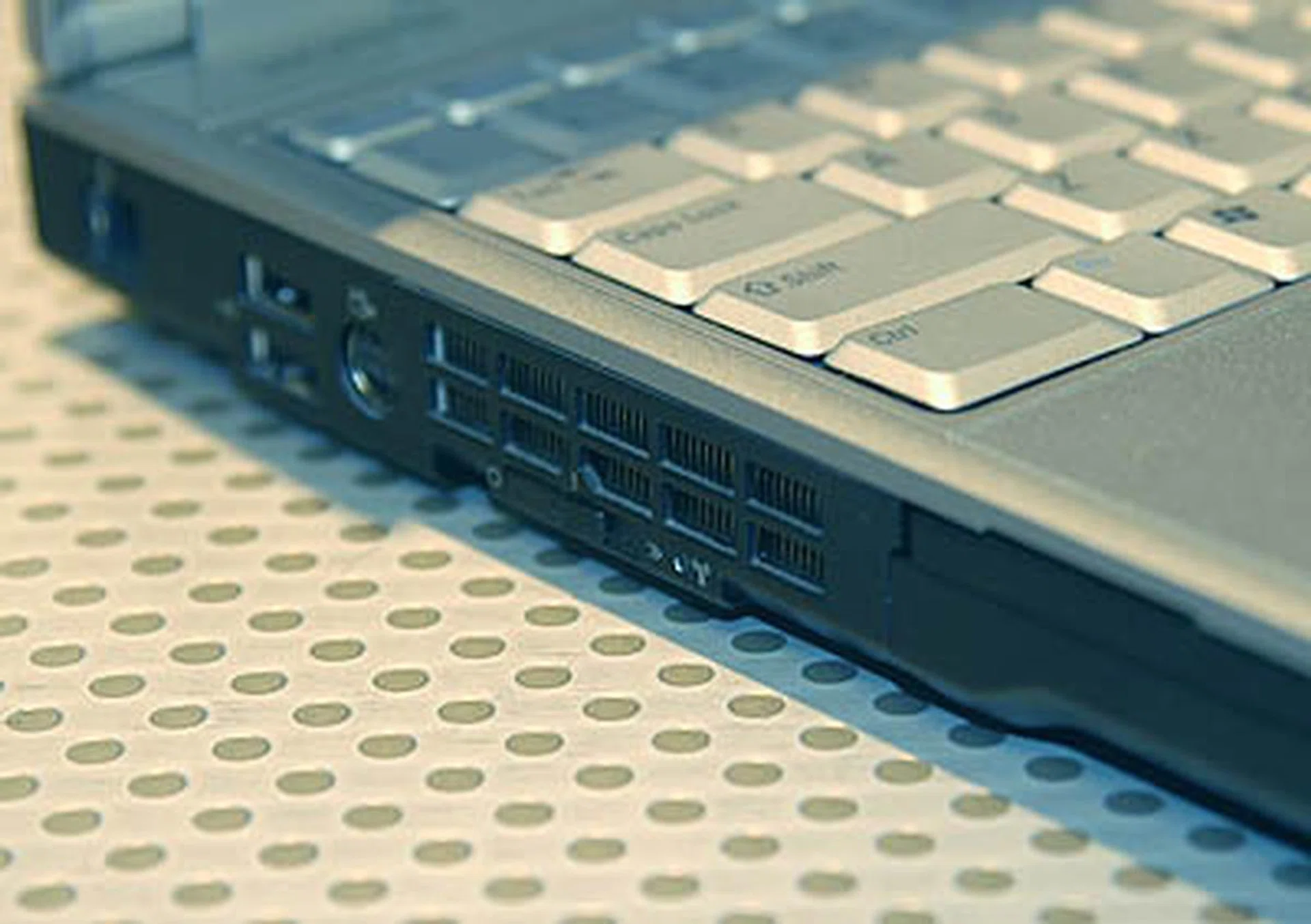 The notebook features a Wi-Fi detector that works independently without turning on the PC.