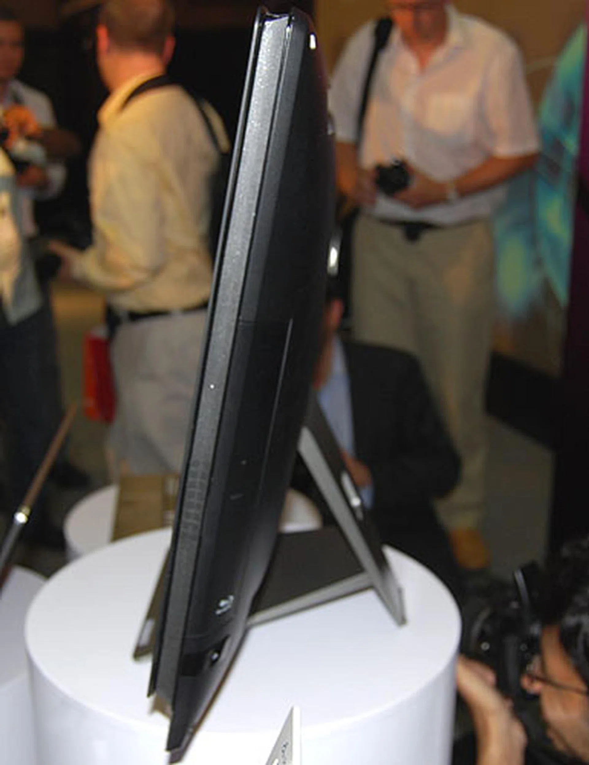 The slim side profile of the ASUS AIO. You can see the Blu-ray drive here and we can report USB 3.0 ports too on the other side. 
