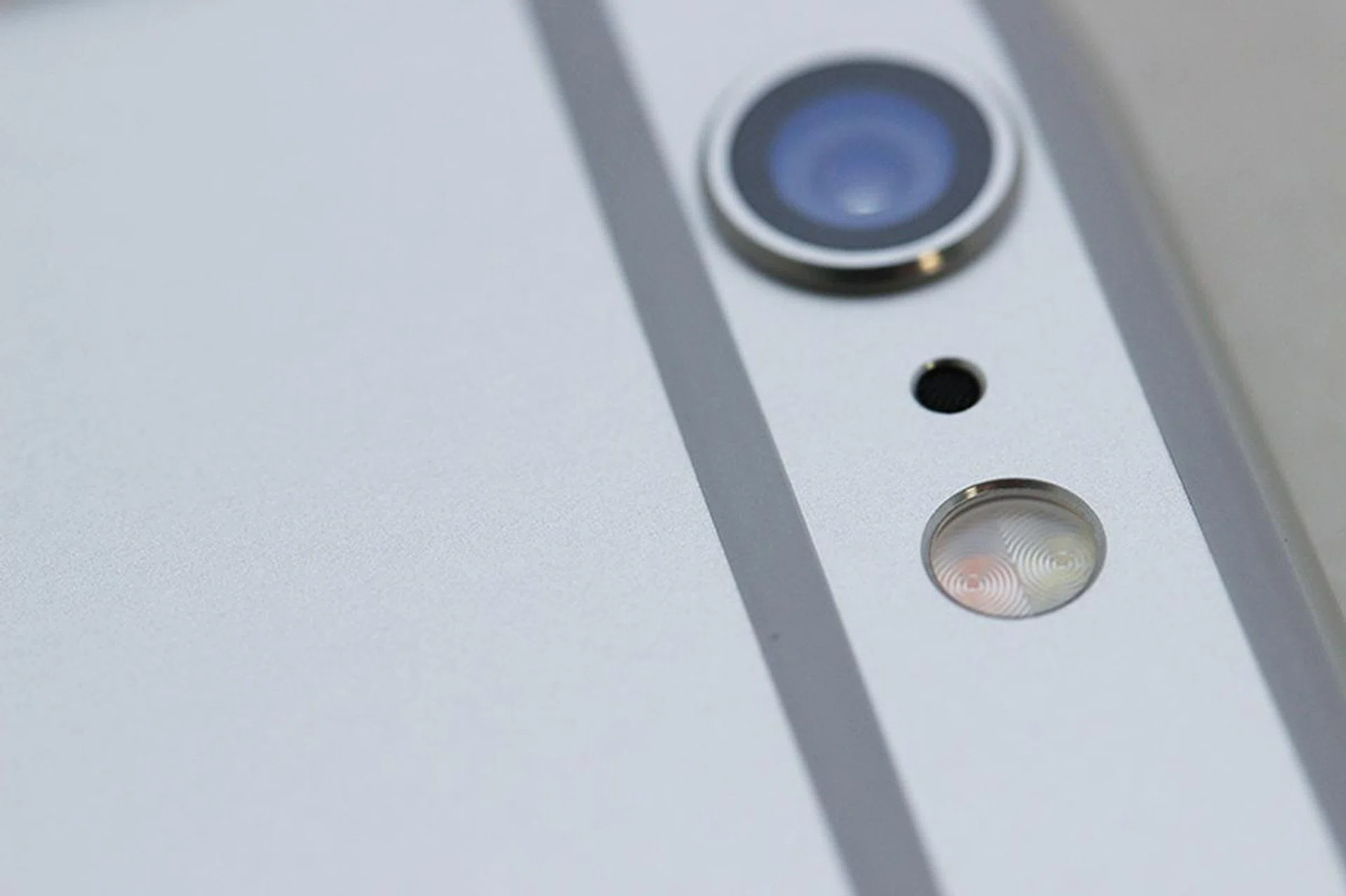 The True Tone flash remains, but takes on a circular shape.