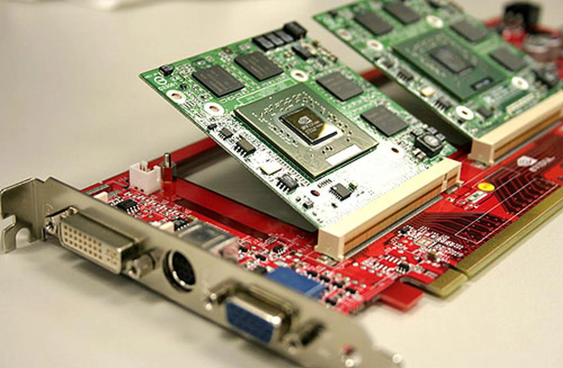 Here's another view of the MXM modules before it's securely fastened to the base card. As you can see, the card will have the usual DVI and analog RGB outputs, along with an S-Video port too.