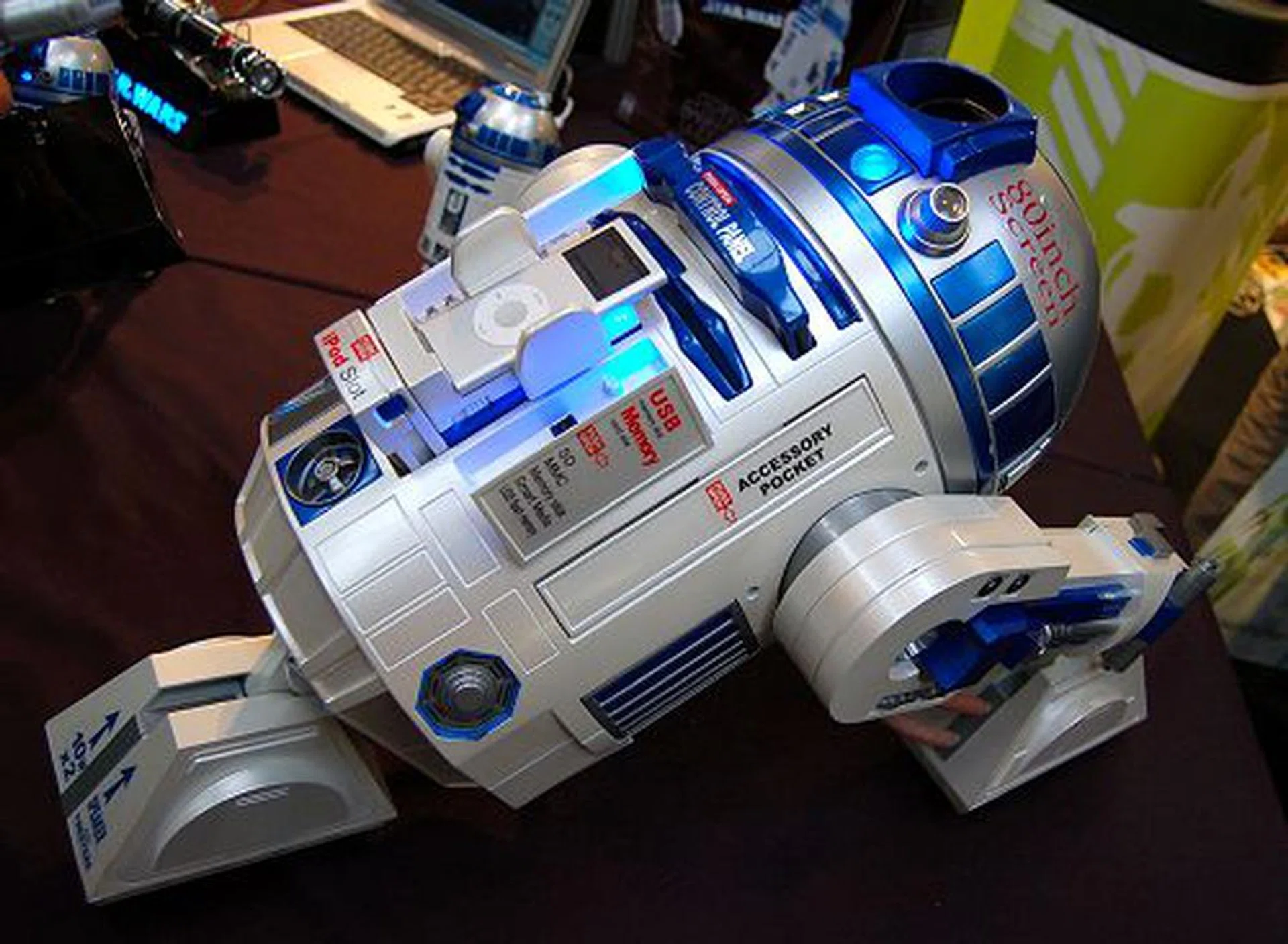  Here's another view of the R2D2 projection system. Currently there are only 4000 units of these worldwide and it costs a cool 2500 Euros.  