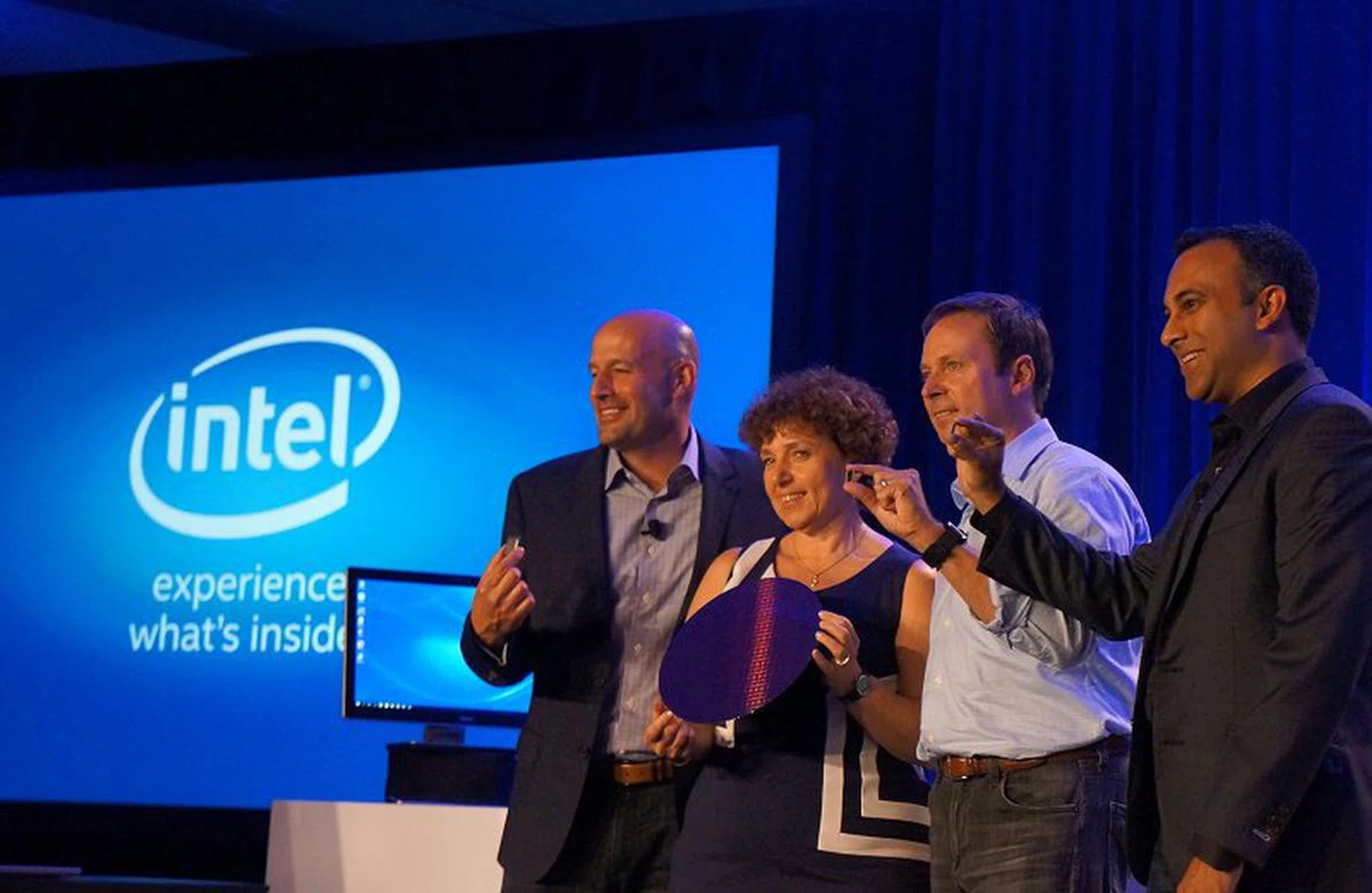 Intel's senior fellows proudly posing with the various Skylake CPU packages and the silicon wafer used.