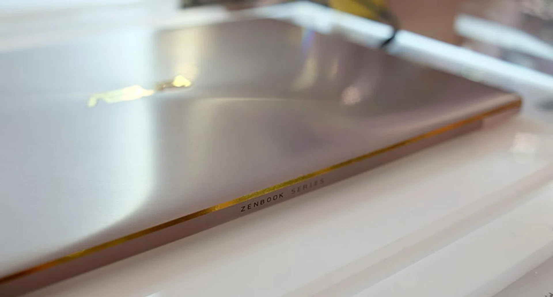 ASUS ZenBook 3 gold highlights