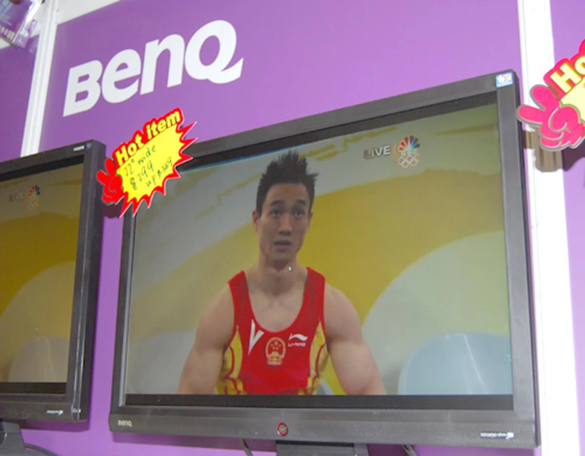 1 dynamic contrast ratio and supports 16 million colors, going for just one dollar under S$300, i.e. S$299.  