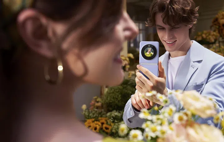 Dual Preview (viewfinder on both cover screen and main screen) on Tecno Phantom V Flip 5G.