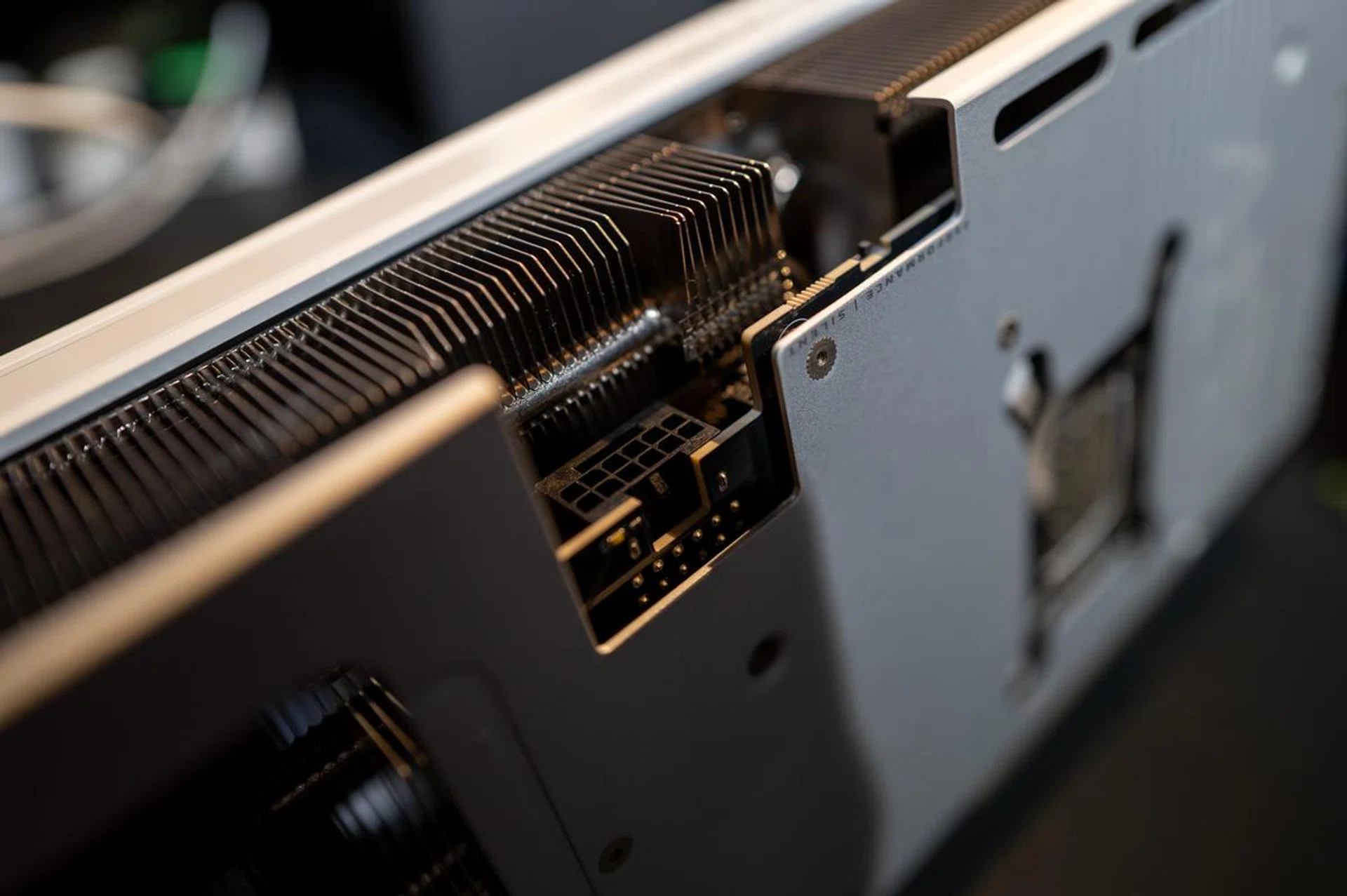 The "Performance / Quiet" modes are right above the power connector. Image: HWZ