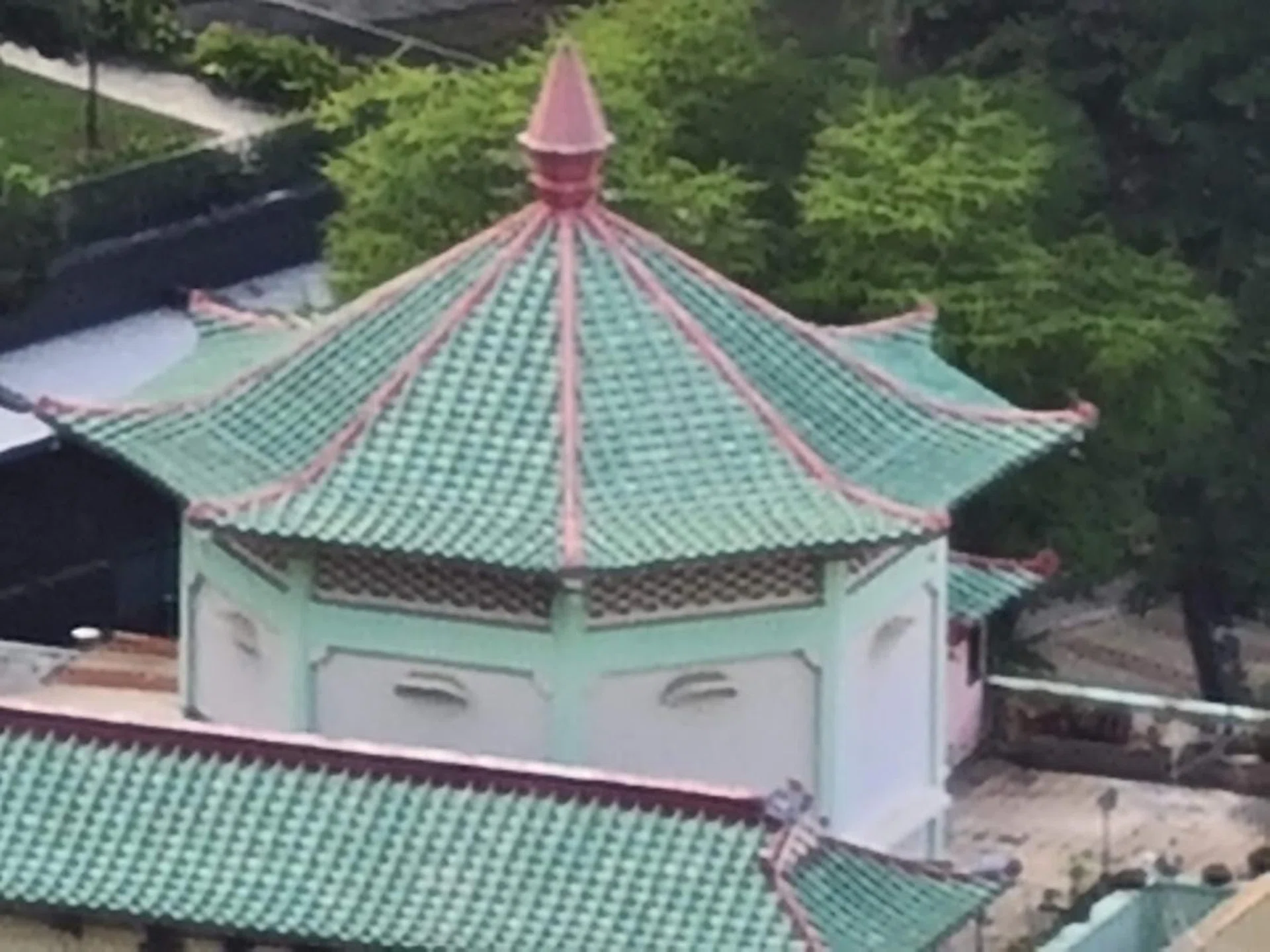 Galaxy S20/S20+, 30x hybrid zoom.