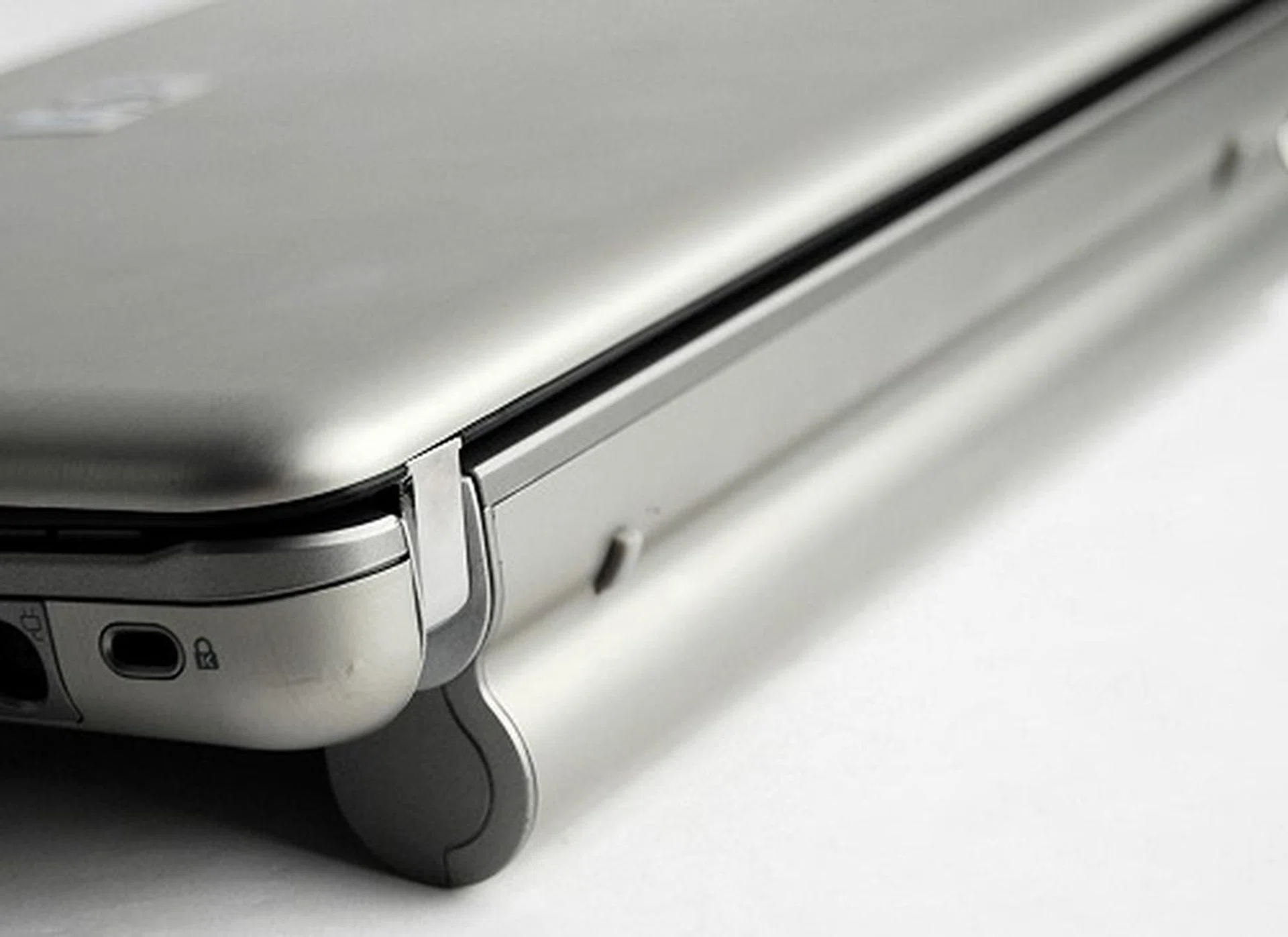 Due to the form factor, the battery takes up the entire rear portion of the Mini-Note. Shown here is the 6-cell battery that is intentionally designed to raise the Mini-Note up for ergonomic purposes. The 3-cell battery will not have the raised portion but helps to retain the slim form factor of the Mini-Note.