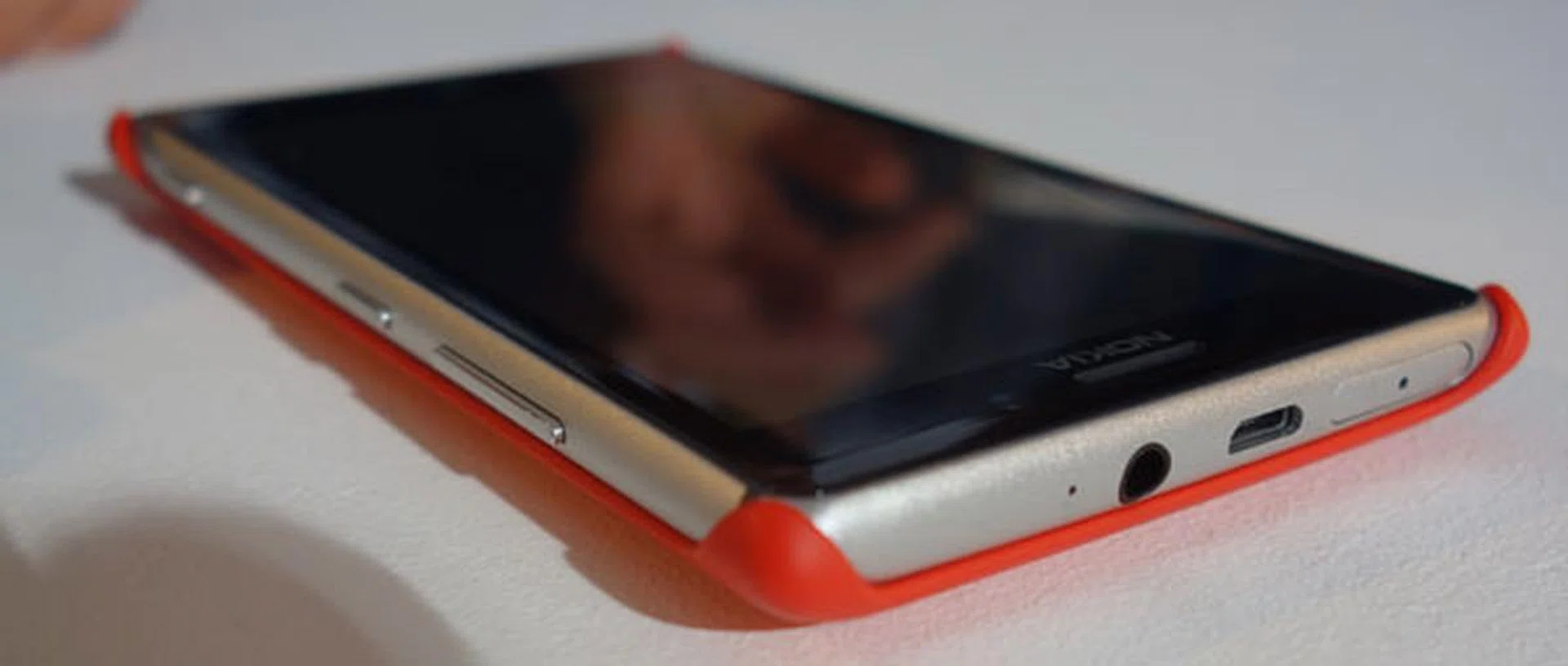 Here's how the case looks like when snapped-on to the Lumia 925.