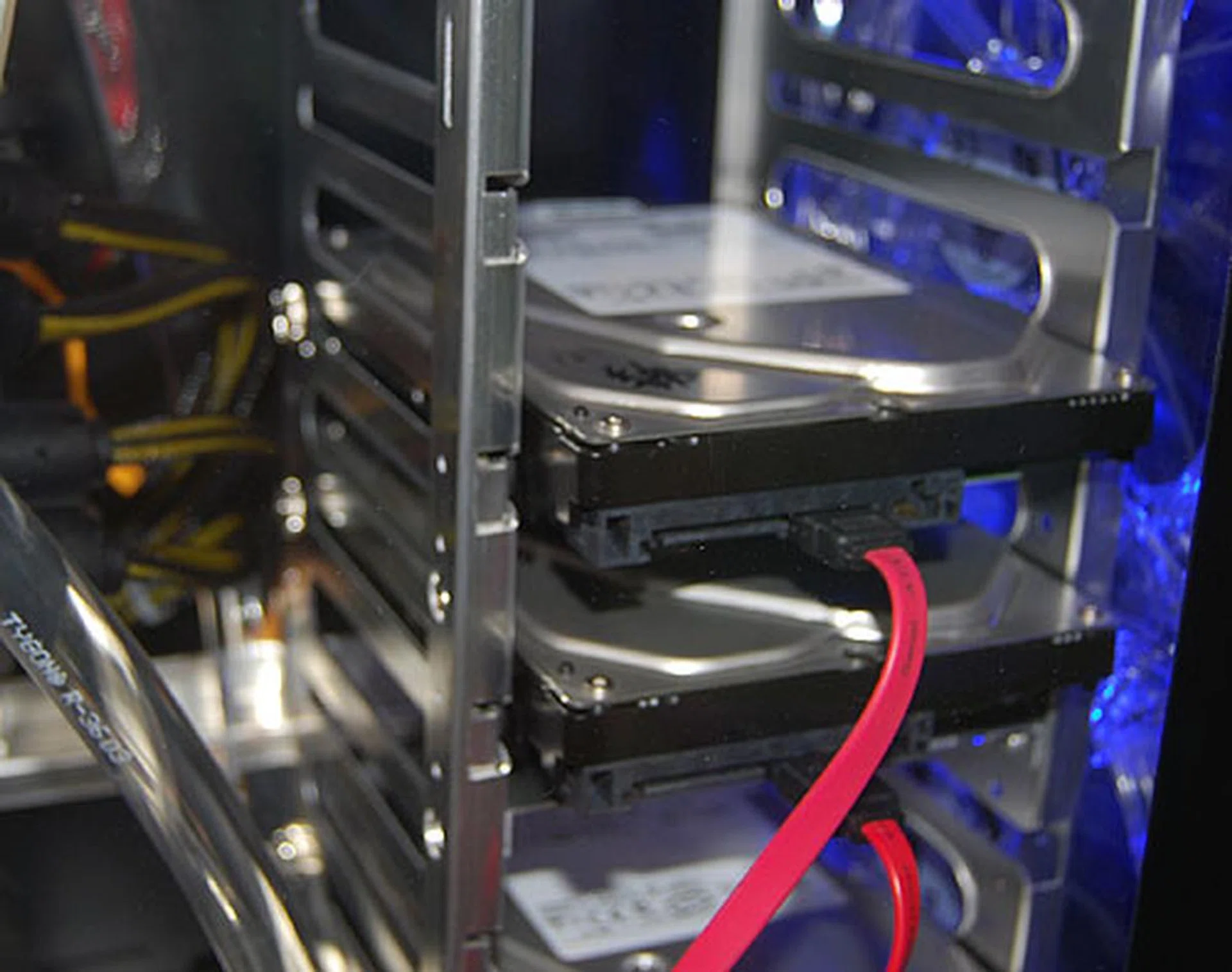  The hard drives are suspended using a rubber ring mechanism, with large thumb screws to fulfill the 'tool-free' requirement.  