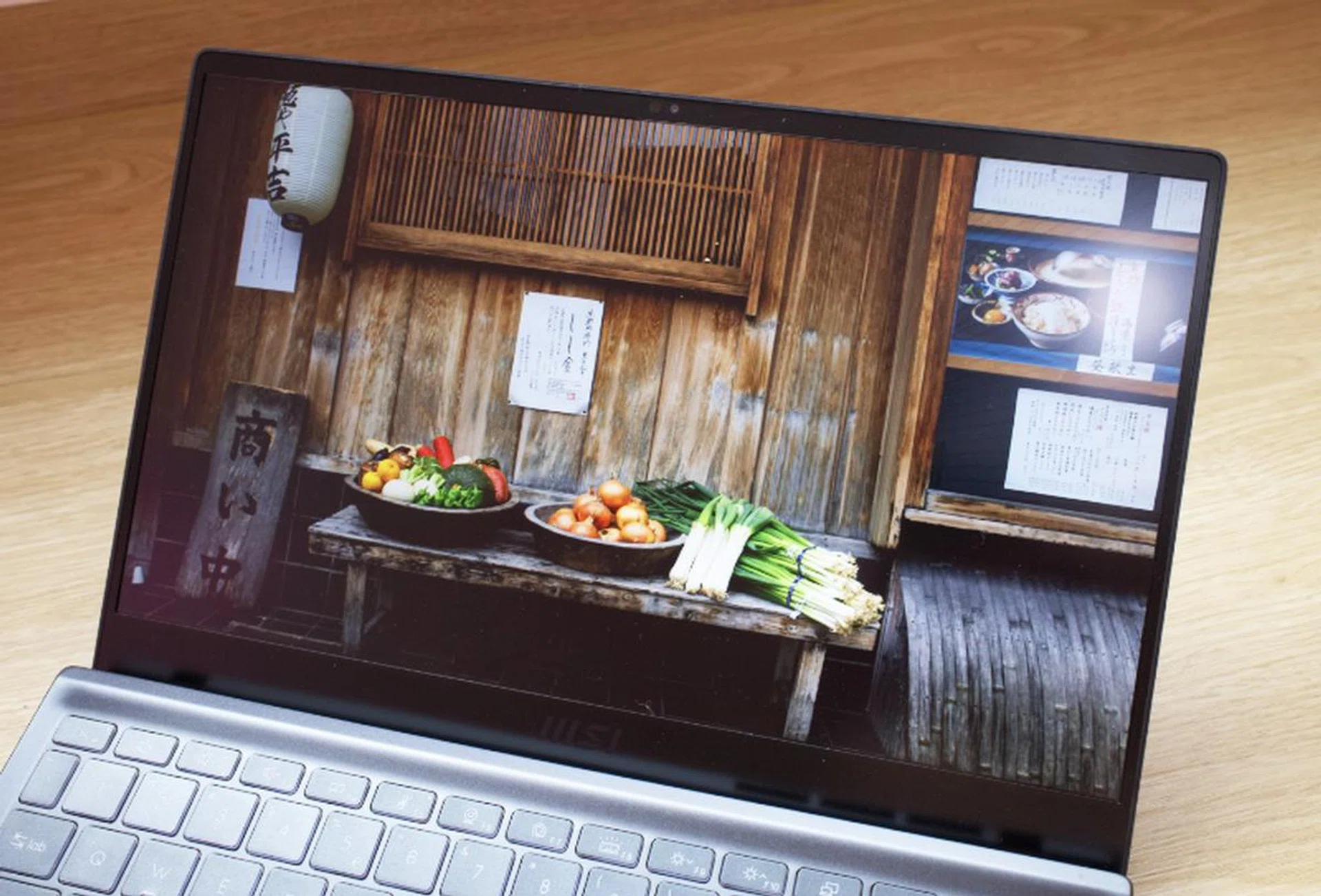 The matte finish on the 14-inch Full-HD display resists glare and reflections well.