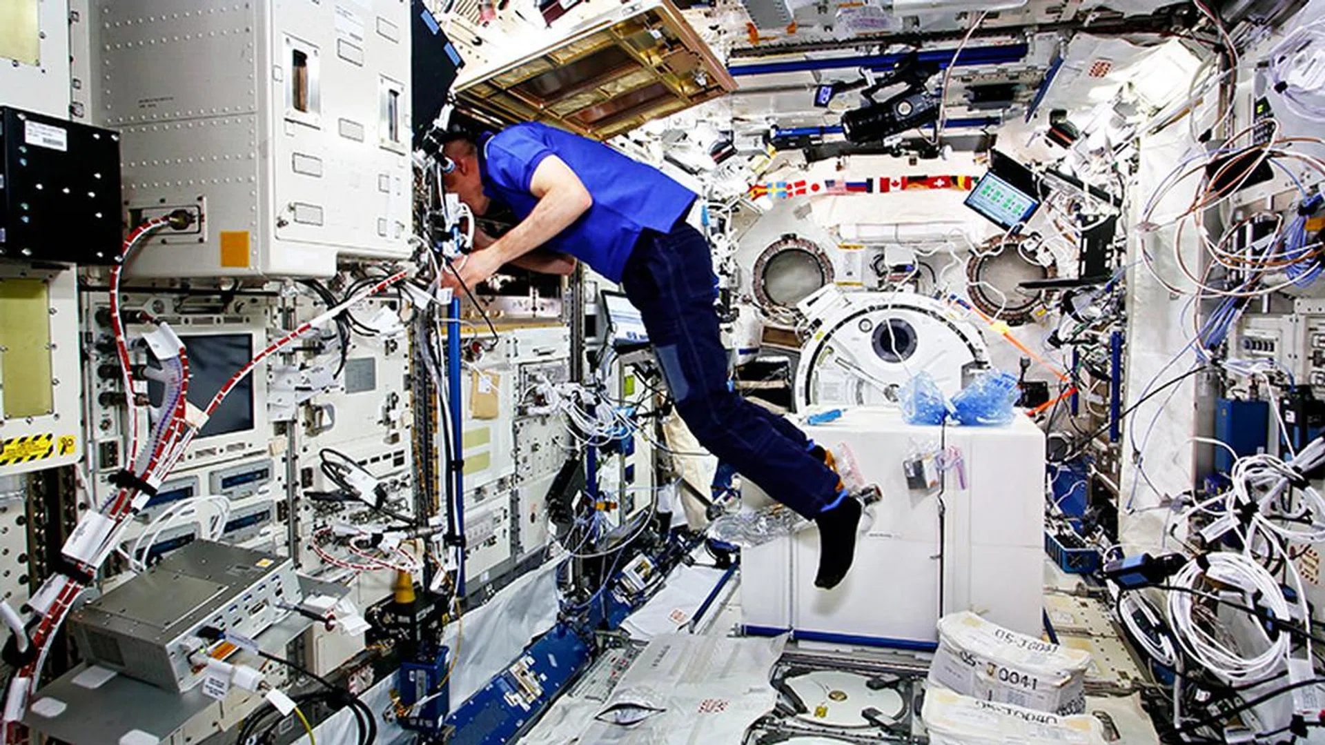 The CX OLED's HDR peak brightness isn't as high as QLED, but the picture still looks great due to the wide colours and high contrast. (Image: Florian Friedrich's 4K HDR remaster of NASA's First 8K Video from Space.)