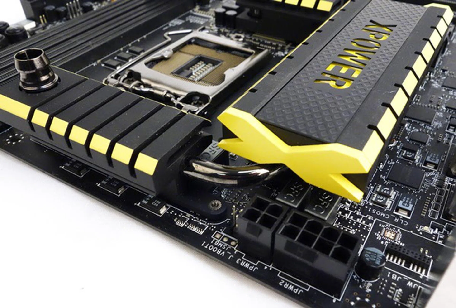 From this angle, we can see one section of the MSI Superpipe. During air-cooling, it provides heat dissipation for the three connected heatsinks.