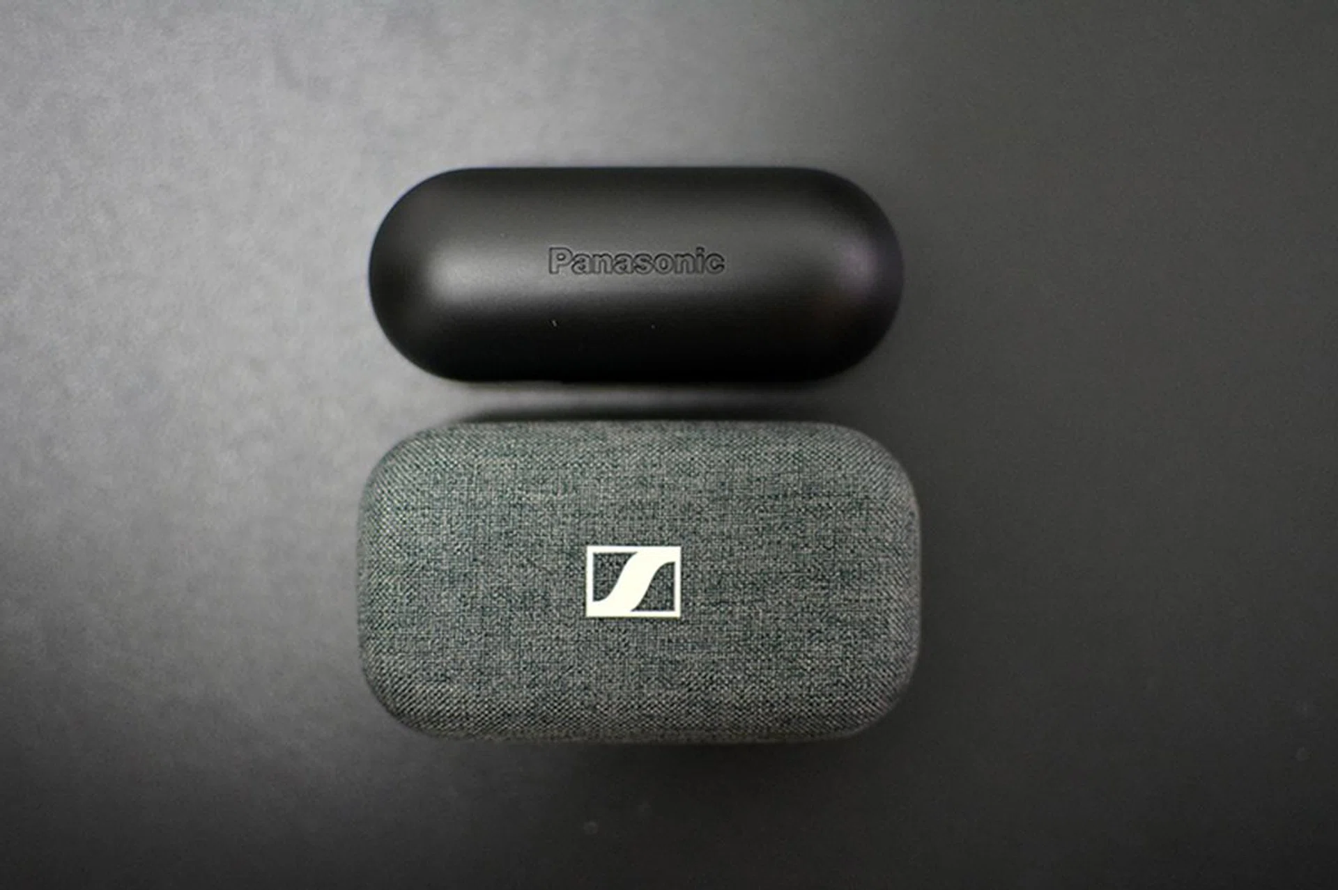 The RZ-S500W is noticebly slimmer than the Sennheiser Momentum True Wireless 2. 