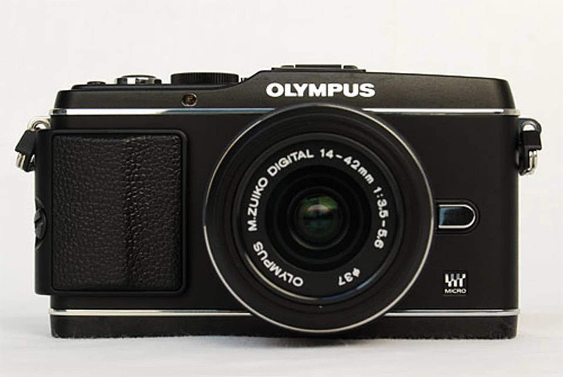 The E-P3 with grip attached (above) and with grip removed (below).
