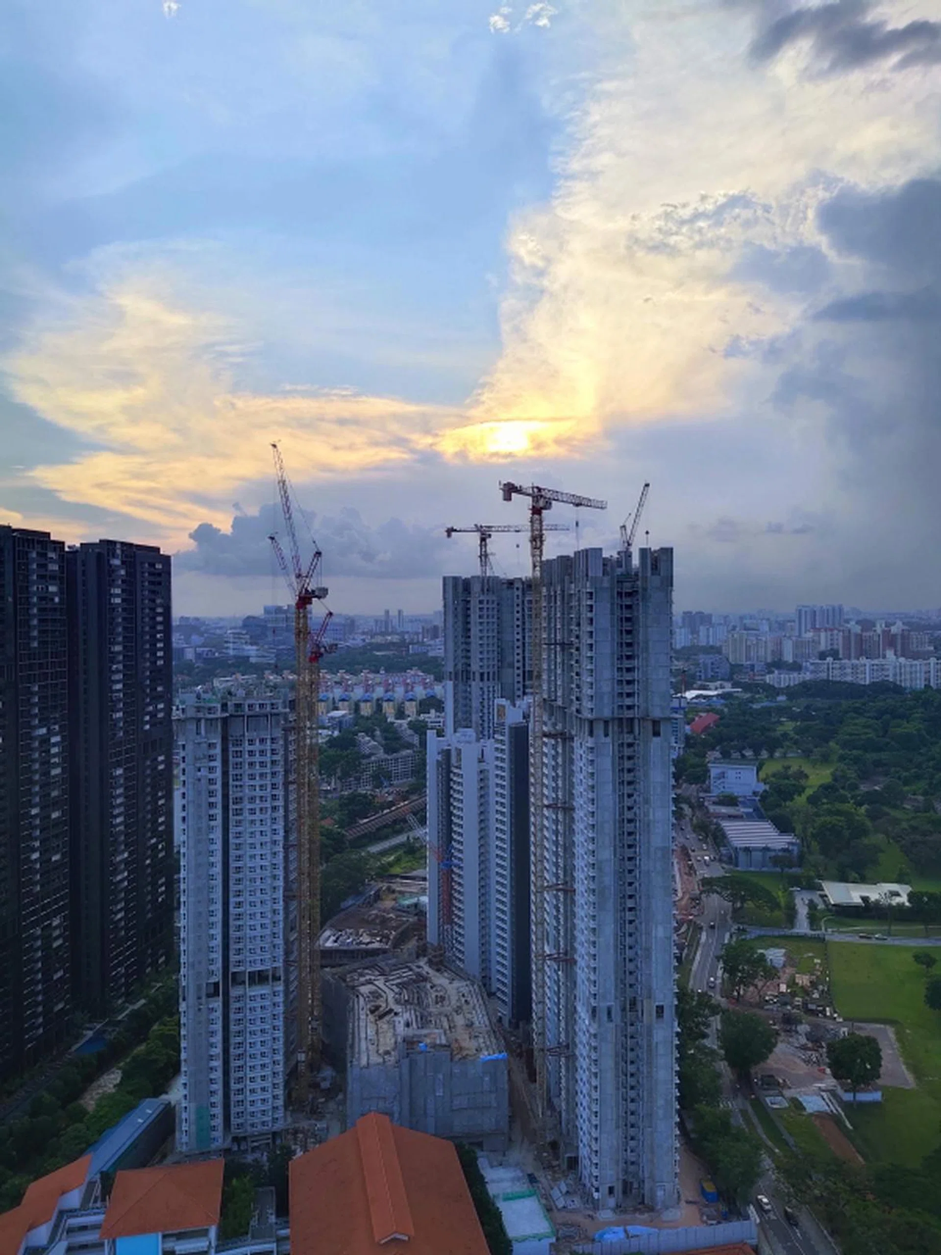 When it comes to sunsets, the Vivo’s penchant for vibrant colors and a blue bias makes for an inaccurate, but more appealing shot... (Click for full-size original image)