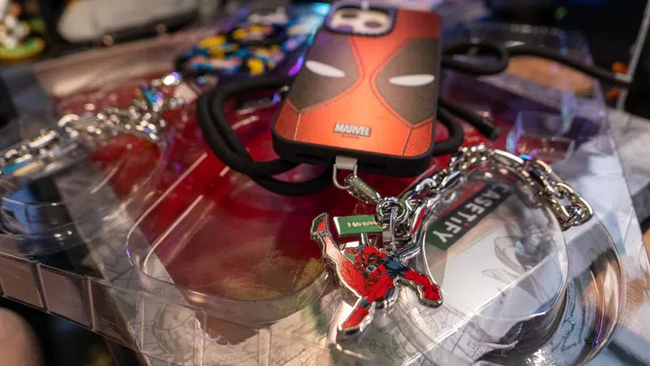 The metal chains are very cool lanyards, but exceptionally heavy too!