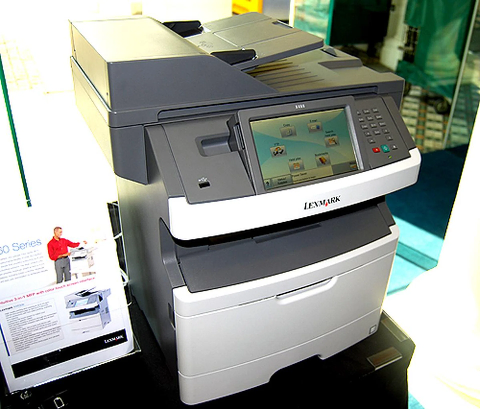 For medium-sized workgroups, there is the X463de, another multi-function monochrome laser printer. Duplex printing and scanning comes as standard, and it can print up to 15000 pages with a single extra-high-yield cartridge. The X463de also features the new e-Task touchscreen interface for easy operation.