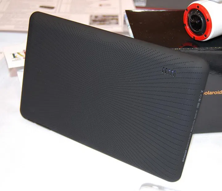 The back of the Polaroid M7 tablet has a striking resemblance to that of the Google Nexus 7. Don't you think so too?