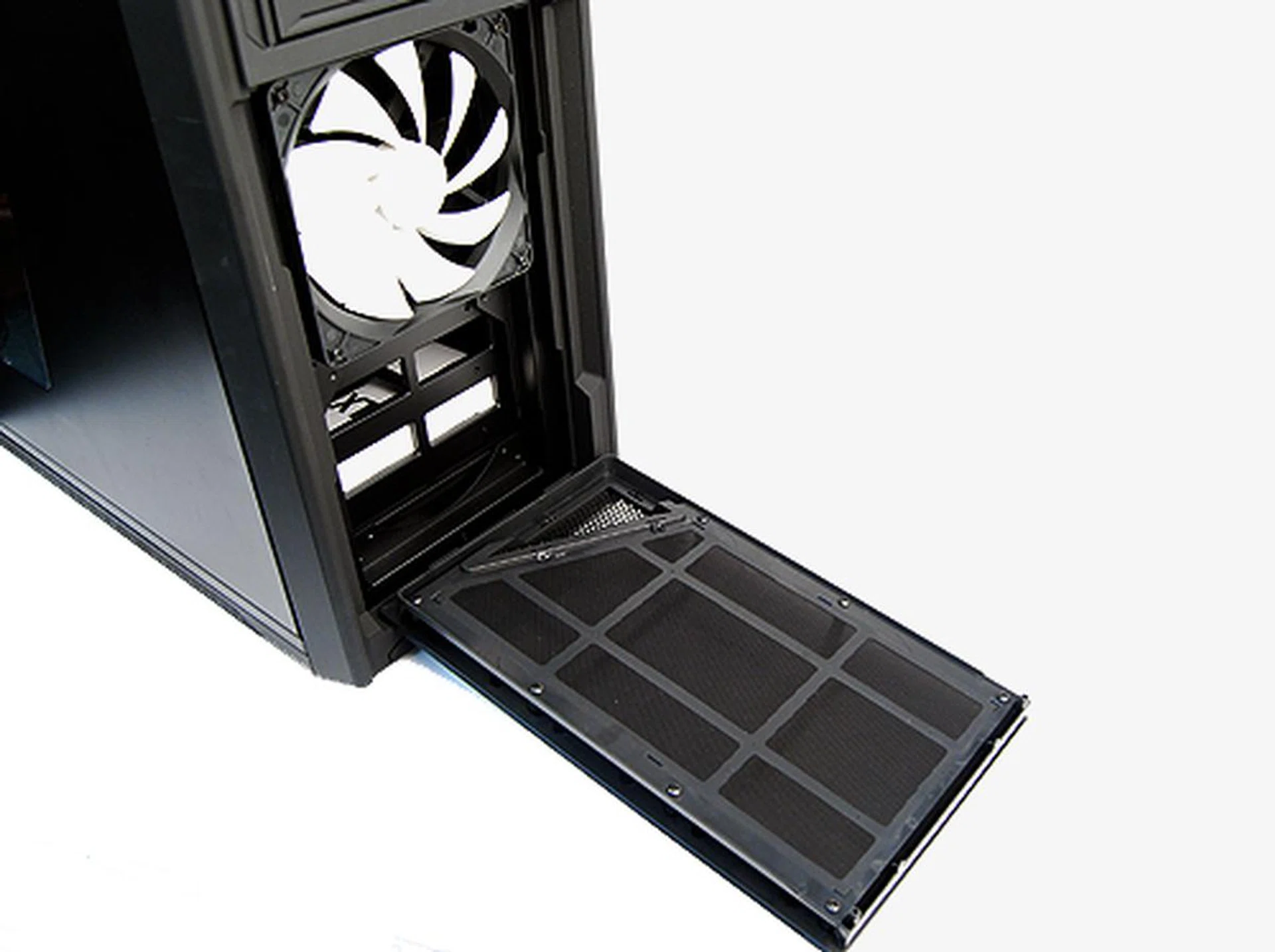 The Switch 810 can accommodate up two 120mm or 140mm fans on the front intake area. Easily serviceable dust filters are provided, which is a nice touch.