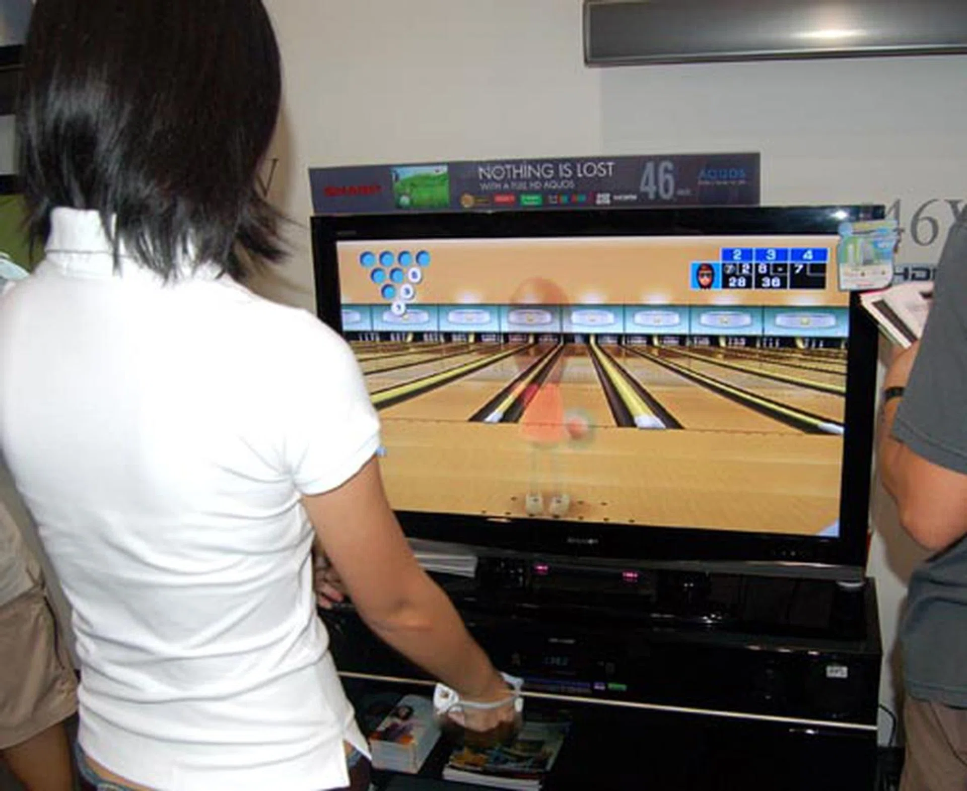  Sharp sure knew how to pull in the crowd - they were letting customers enjoy the Nintendo Wii on their LCD TVs. Customers who purchase a 46-inch and above AQUOS LCD TV receives a Nintendo Wii worth $647 (additional controller and game included) - sweet!  