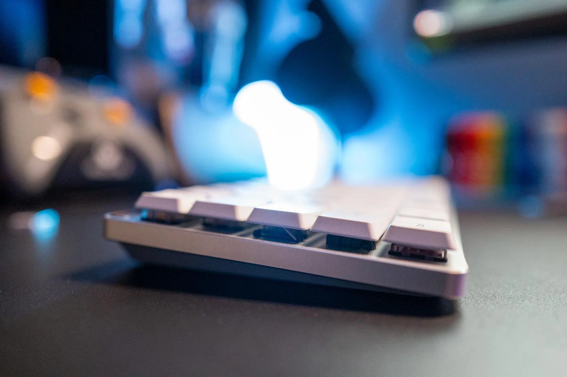 With a dimension of 306 x 110 x 26.5mm and weighing 590g, the keyboard is small but hefty.