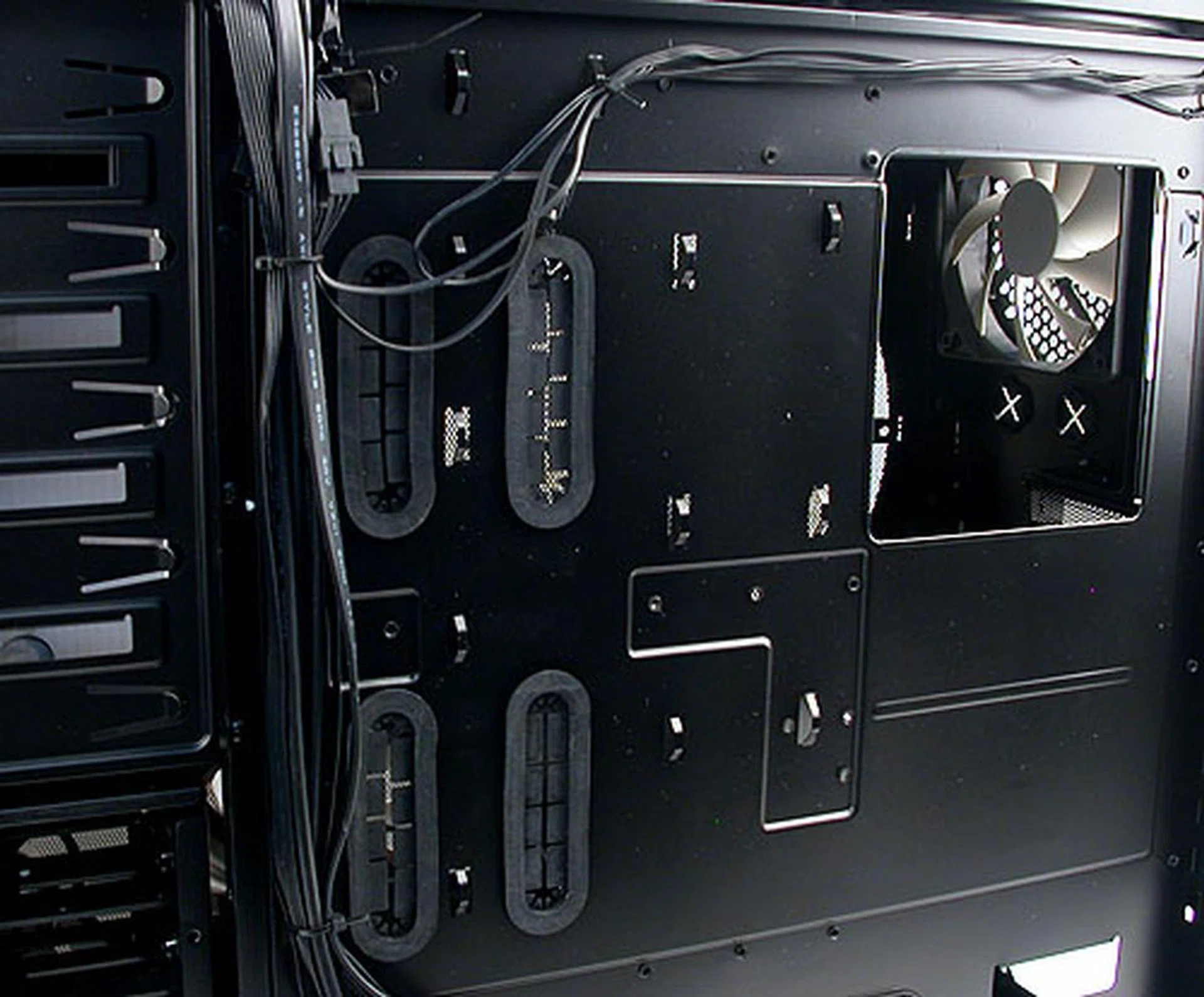 There's lots of room at the 'back' of the chassis, allowing users much leeway to manage their cables and of course, access the motherboard from below. The pre-installed cables have already been nicely managed. 