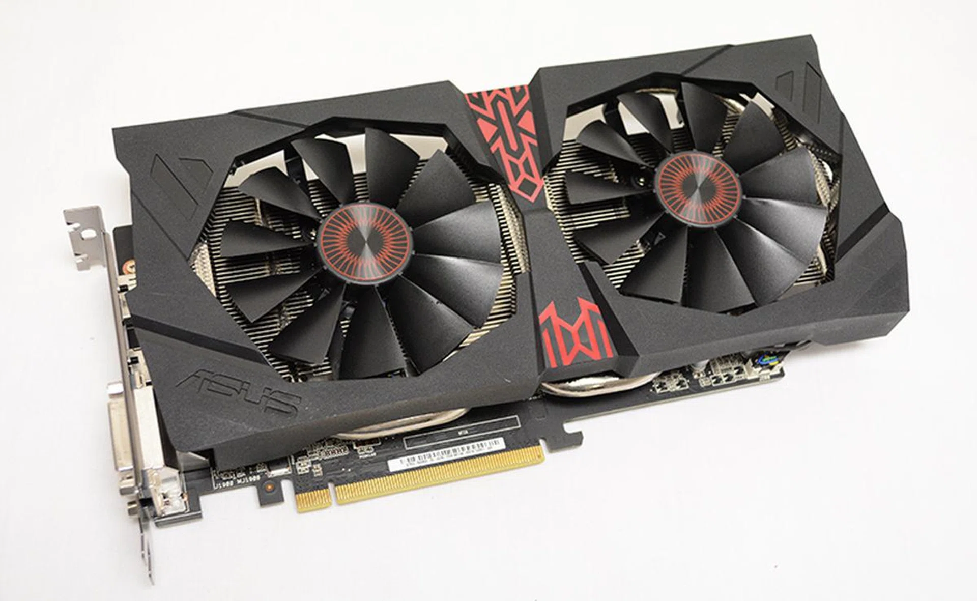 The card uses ASUS' DirectCU II cooler to keep cool.