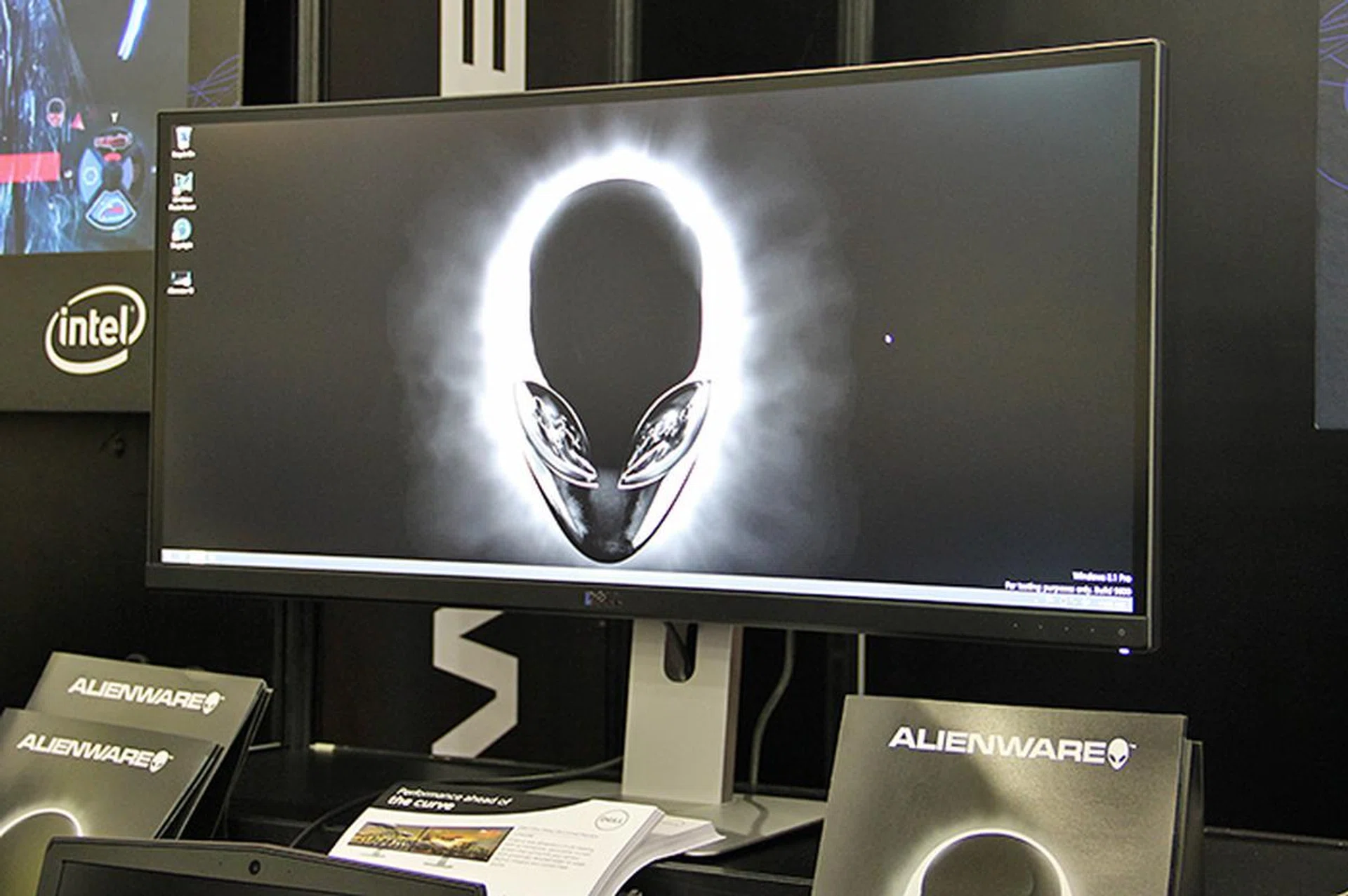 At the Alienware Competition Area, we spotted this 34-inch Dell UltraSharp U3415W curved monitor. It has a resolution of 3,440 x 1,440 pixels and a brightness of 300cd/m2. HDMI 2.0, MHL, and mini-DisplayPort are all supported. However, it's only at Sitex as a showcase piece. It'll start selling in stores in December. Price is unknown at the moment.