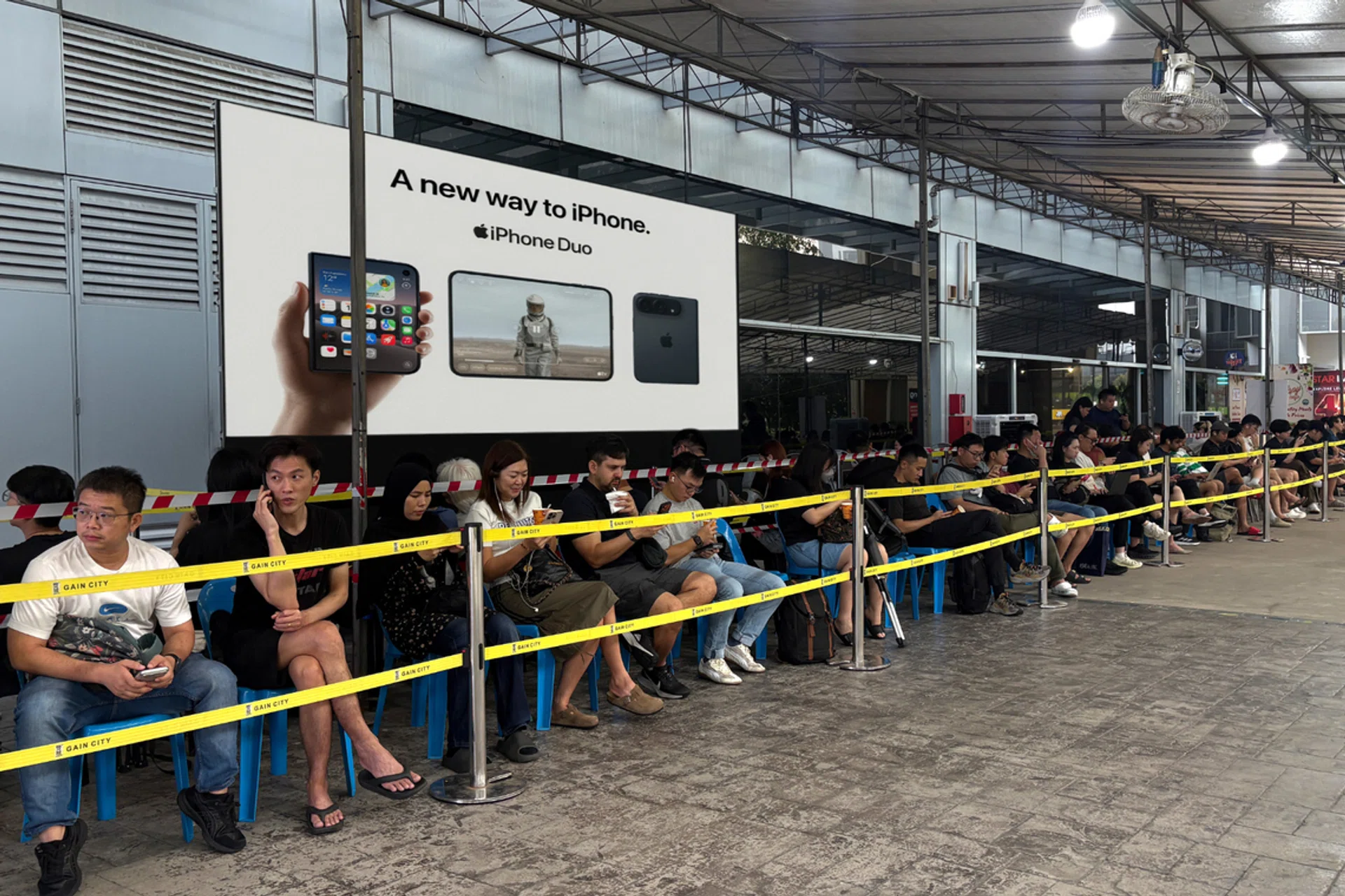 The crowd at Gain City.