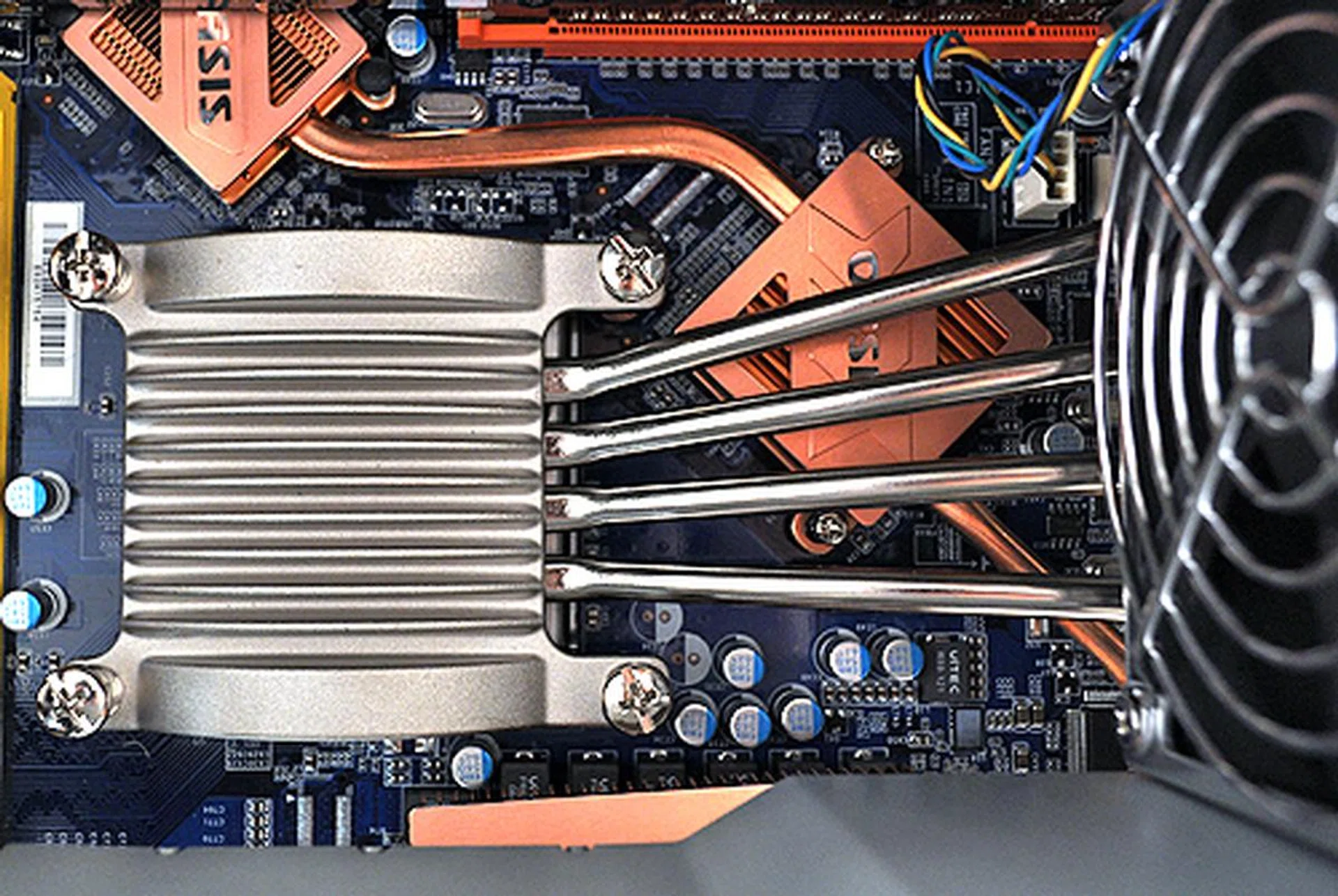 To keep the processor cool, Shuttle is using what they call I.C.E. (Integrated Cooling Engine). The heatsink uses a Vapor Chamber base to draw heat from the processor to the rear via four heat pipes so that it can be cooled by a fan.