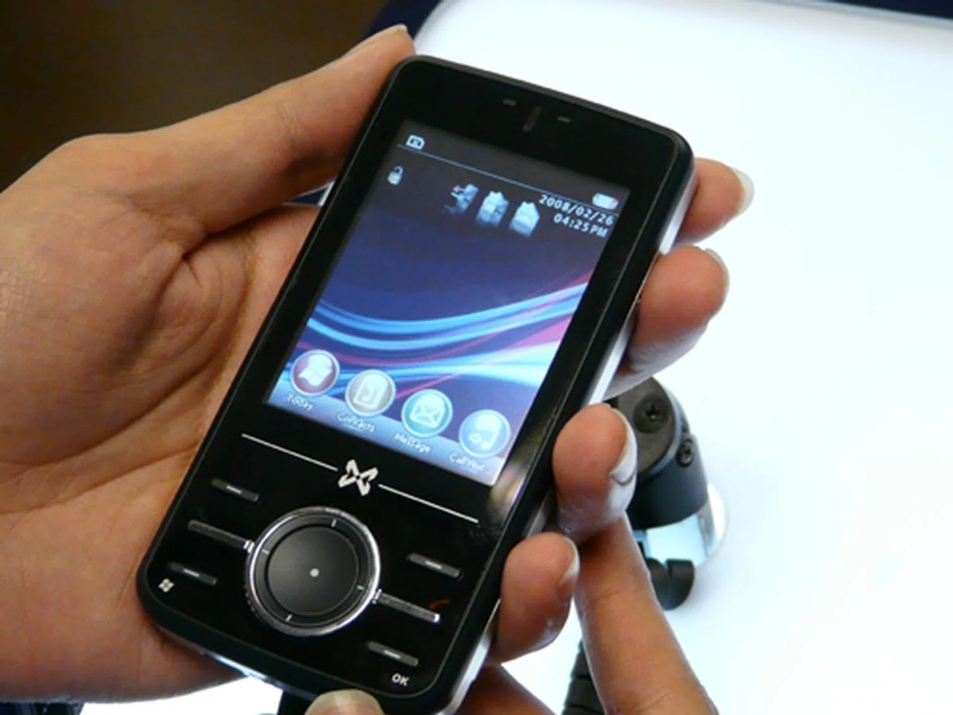 Adding some bells and whistles to the Atom V is a propriety user interface known as the Atom V Quick Menu. The flushed screen made sense to us when we discovered the ability to scroll through your various applications with the flick of your finger. With the option to mix and match various applications into the Atom V, MWg has a clear direction in providing a unique user interface for consumers.