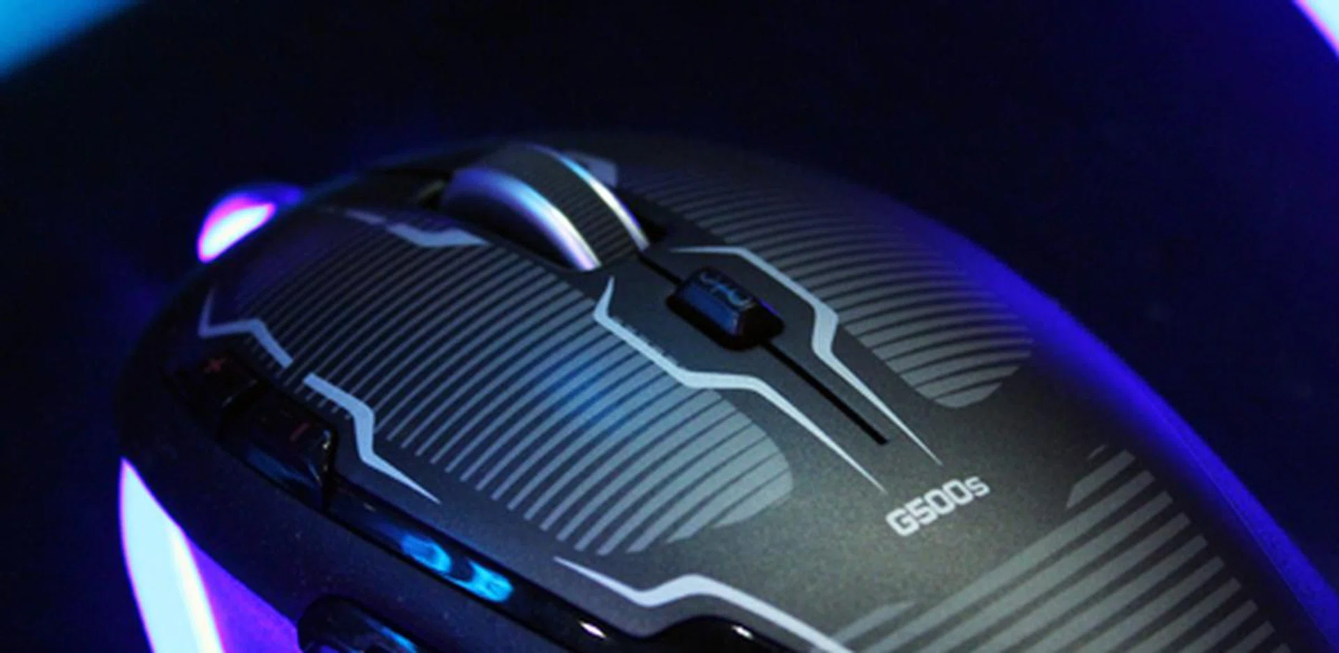 You can switch between the two settings of the Dual Mode Scroll Wheel (seen here on the G500s) with the help of a button.